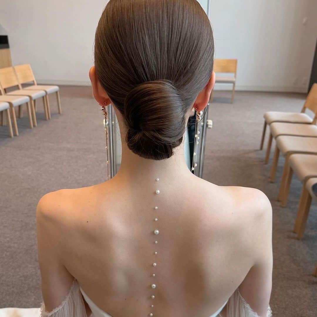 Choole 業界初、オンライン結婚式準備サービスさんのインスタグラム写真 - (Choole 業界初、オンライン結婚式準備サービスInstagram)「【#パールヘア】 #シニヨンヘア #ウエディング  こんばんは！トキハナ編集部です✨  今回はシニヨンヘア×パールをご紹介します🥳 - - - - - - - -  Photo by @koyamayui.weddinghairmake  - - - - - - - —   ——————————————————  ⚜️トキハナInstagramとは？  ・結婚式準備に役立つ情報を毎日投稿♡  ・まだ結婚式場が決まっていない花嫁さまへ🌸  ドレス試着・パーソナルカラー診断イベント  定期開催中👗🌈   ・お見逃しのないよう  @tokihana_weddingからフォローください✨   ⚜️トキハナって？   LINEで式場探し使いやすさNo.1✨  『結婚式場見学予約サイト👰🏻‍♀️』    🕊トキハナの特徴🕊   ・持ち込みOKの式場掲載数No.1(自社調べ)👑  ・即決不要で、最大割引が貰える💰  ・自分たちの費用が見学前にわかるから安心💛  ・LINEでいつでも元プランナーに相談できる💡  ・カンタン診断で好みの式場が見つけられる💖  ・ドレス最大50%オフクーポンもget👗  登録はID検索orQRコードから▼   ID:@608xvfyd  —————————————————   #ウエディングドレス #カラードレス #ドレス＃ #ドレス試着 #ドレス迷子 #ドレス探し  #結婚式 #結婚式準備 #プレ花嫁 #卒花嫁 #トキハナ」11月14日 20時42分 - tokihana_wedding