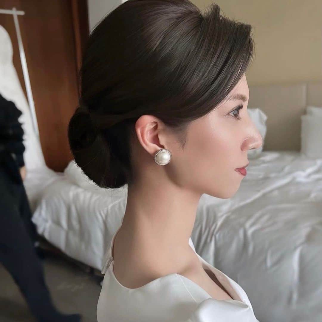 Choole 業界初、オンライン結婚式準備サービスさんのインスタグラム写真 - (Choole 業界初、オンライン結婚式準備サービスInstagram)「【#パールヘア】 #シニヨンヘア #ウエディング  こんばんは！トキハナ編集部です✨  今回はシニヨンヘア×パールをご紹介します🥳 - - - - - - - -  Photo by @koyamayui.weddinghairmake  - - - - - - - —   ——————————————————  ⚜️トキハナInstagramとは？  ・結婚式準備に役立つ情報を毎日投稿♡  ・まだ結婚式場が決まっていない花嫁さまへ🌸  ドレス試着・パーソナルカラー診断イベント  定期開催中👗🌈   ・お見逃しのないよう  @tokihana_weddingからフォローください✨   ⚜️トキハナって？   LINEで式場探し使いやすさNo.1✨  『結婚式場見学予約サイト👰🏻‍♀️』    🕊トキハナの特徴🕊   ・持ち込みOKの式場掲載数No.1(自社調べ)👑  ・即決不要で、最大割引が貰える💰  ・自分たちの費用が見学前にわかるから安心💛  ・LINEでいつでも元プランナーに相談できる💡  ・カンタン診断で好みの式場が見つけられる💖  ・ドレス最大50%オフクーポンもget👗  登録はID検索orQRコードから▼   ID:@608xvfyd  —————————————————   #ウエディングドレス #カラードレス #ドレス＃ #ドレス試着 #ドレス迷子 #ドレス探し  #結婚式 #結婚式準備 #プレ花嫁 #卒花嫁 #トキハナ」11月14日 20時42分 - tokihana_wedding