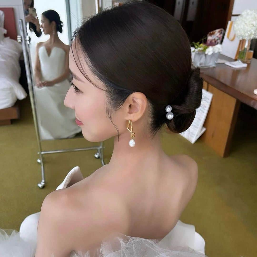 Choole 業界初、オンライン結婚式準備サービスさんのインスタグラム写真 - (Choole 業界初、オンライン結婚式準備サービスInstagram)「【#パールヘア】 #シニヨンヘア #ウエディング  こんばんは！トキハナ編集部です✨  今回はシニヨンヘア×パールをご紹介します🥳 - - - - - - - -  Photo by @koyamayui.weddinghairmake  - - - - - - - —   ——————————————————  ⚜️トキハナInstagramとは？  ・結婚式準備に役立つ情報を毎日投稿♡  ・まだ結婚式場が決まっていない花嫁さまへ🌸  ドレス試着・パーソナルカラー診断イベント  定期開催中👗🌈   ・お見逃しのないよう  @tokihana_weddingからフォローください✨   ⚜️トキハナって？   LINEで式場探し使いやすさNo.1✨  『結婚式場見学予約サイト👰🏻‍♀️』    🕊トキハナの特徴🕊   ・持ち込みOKの式場掲載数No.1(自社調べ)👑  ・即決不要で、最大割引が貰える💰  ・自分たちの費用が見学前にわかるから安心💛  ・LINEでいつでも元プランナーに相談できる💡  ・カンタン診断で好みの式場が見つけられる💖  ・ドレス最大50%オフクーポンもget👗  登録はID検索orQRコードから▼   ID:@608xvfyd  —————————————————   #ウエディングドレス #カラードレス #ドレス＃ #ドレス試着 #ドレス迷子 #ドレス探し  #結婚式 #結婚式準備 #プレ花嫁 #卒花嫁 #トキハナ」11月14日 20時42分 - tokihana_wedding