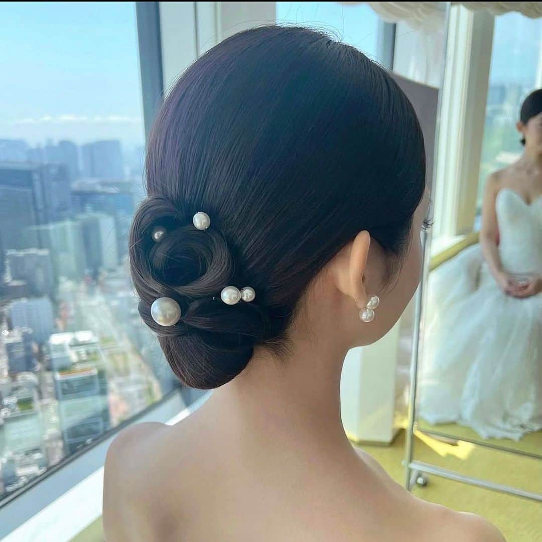 Choole 業界初、オンライン結婚式準備サービスさんのインスタグラム写真 - (Choole 業界初、オンライン結婚式準備サービスInstagram)「【#パールヘア】 #シニヨンヘア #ウエディング  こんばんは！トキハナ編集部です✨  今回はシニヨンヘア×パールをご紹介します🥳 - - - - - - - -  Photo by @koyamayui.weddinghairmake  - - - - - - - —   ——————————————————  ⚜️トキハナInstagramとは？  ・結婚式準備に役立つ情報を毎日投稿♡  ・まだ結婚式場が決まっていない花嫁さまへ🌸  ドレス試着・パーソナルカラー診断イベント  定期開催中👗🌈   ・お見逃しのないよう  @tokihana_weddingからフォローください✨   ⚜️トキハナって？   LINEで式場探し使いやすさNo.1✨  『結婚式場見学予約サイト👰🏻‍♀️』    🕊トキハナの特徴🕊   ・持ち込みOKの式場掲載数No.1(自社調べ)👑  ・即決不要で、最大割引が貰える💰  ・自分たちの費用が見学前にわかるから安心💛  ・LINEでいつでも元プランナーに相談できる💡  ・カンタン診断で好みの式場が見つけられる💖  ・ドレス最大50%オフクーポンもget👗  登録はID検索orQRコードから▼   ID:@608xvfyd  —————————————————   #ウエディングドレス #カラードレス #ドレス＃ #ドレス試着 #ドレス迷子 #ドレス探し  #結婚式 #結婚式準備 #プレ花嫁 #卒花嫁 #トキハナ」11月14日 20時42分 - tokihana_wedding
