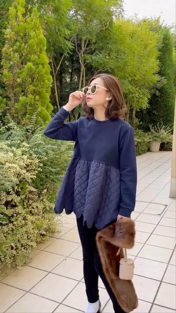 大橋あゆみのインスタグラム：「キルティングスカラッププルオーバー、伊勢丹新宿限定colornavy♡  お先にヘビロテさせていただいてます☺️  いよいよのいよいよ明日からの伊勢丹新宿popupにむけて、この後21:00からこちらのアカウントでインスタライブ配信いたします💗  是非お時間合いましたら覗いてください😊♡  途中上見てるのは鳥見つけた時です🐤」