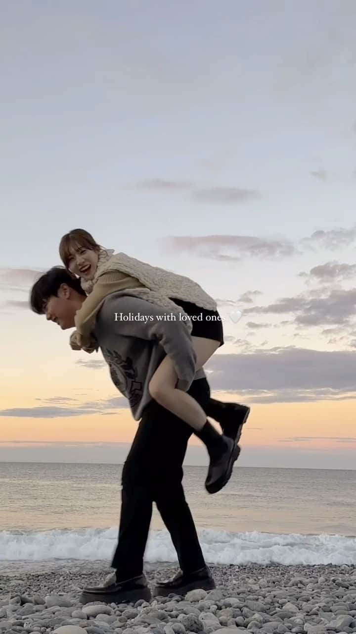 蓮音のインスタグラム：「いつしかの海での大はしゃぎ。笑笑 もうすぐ結婚して1年経つねェ お互い夢に向かってガムシャラなので 2人の時間は少ないけど、世界一尊敬してる人が 夫っていうだけで十分なのだ〜」