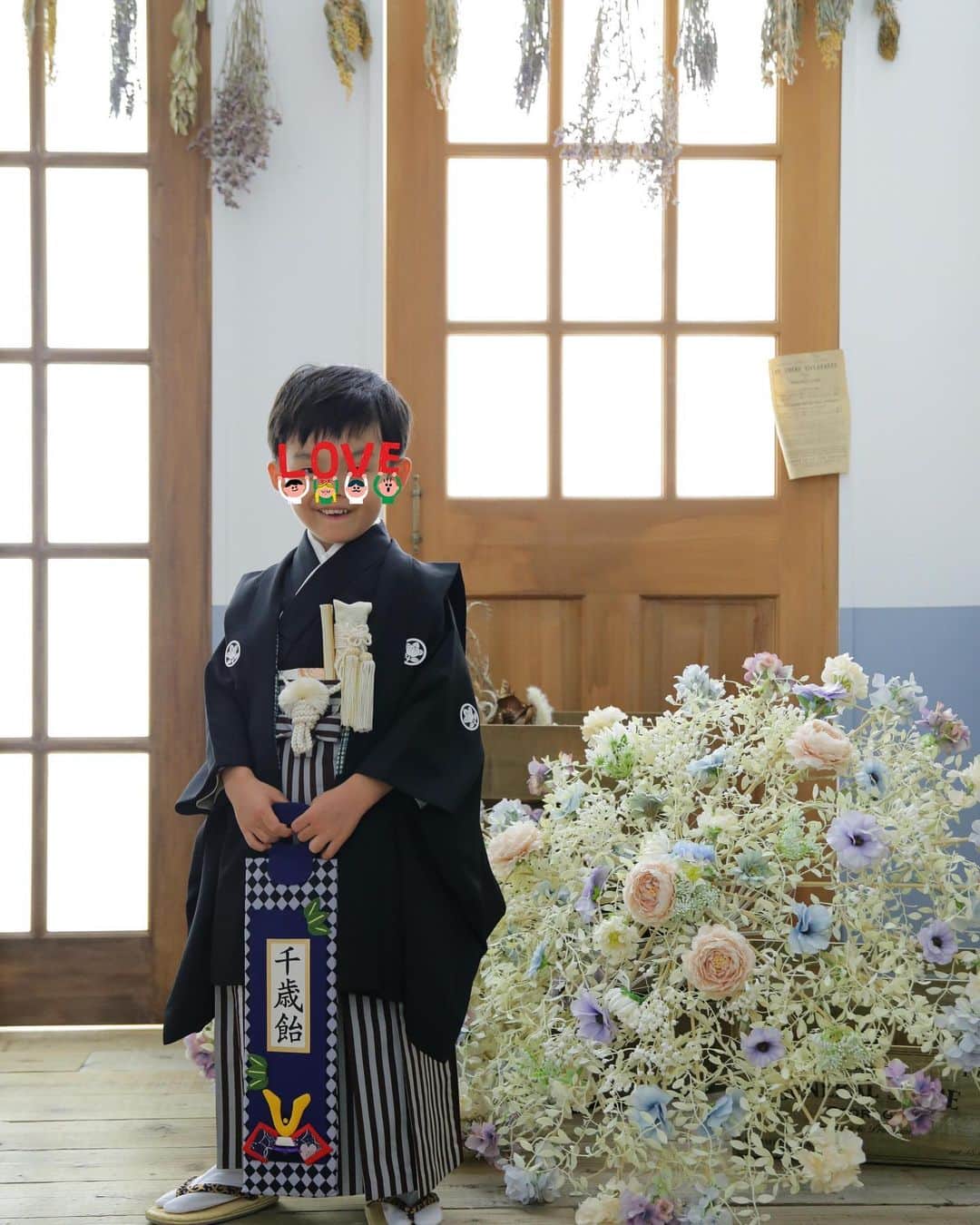 百千糸のインスタグラム：「息子5歳七五三㊗️  可愛く時に凛々しく撮ってくださいました！」