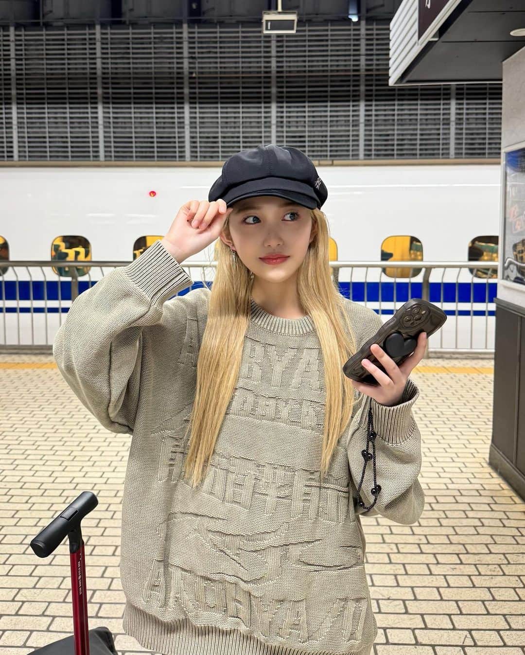 荒武凜香のインスタグラム：「Shinkansen🚄💙  @einzjp @ajo_ajobyajo_official  #pr #ajobyajo」