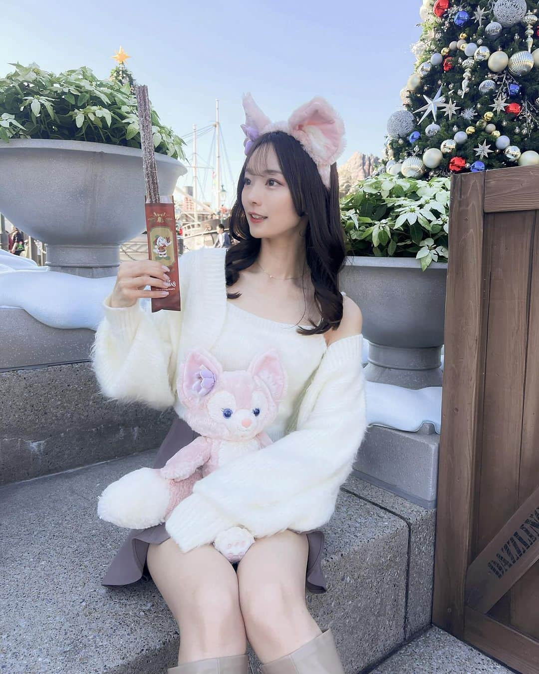 水澤彩佳さんのインスタグラム写真 - (水澤彩佳Instagram)「⁡ 肩ずるっと落としてあざと可愛く着てた🐇♡ ⁡ @snidel_official  のキャミとカーデがセットだよ〜ദ്ദി ˃ ᵕ ˂ ) もふもふでかわいい〜♡ ⁡ 普段選ばない甘々スナイデルコーデでした🧏🏻‍♀️ ⁡ ⁡ ⁡ ⁡  #クリスマスディズニー  #ディズニーシー  #ディズニーフォトスポット #ケープコッド  #リーナベルコーデ  #リーナベル  #snidel #スナイデル #シミラールックディズニー  #シミラールック  #tokyodisneysea」11月14日 20時47分 - m_i_zun