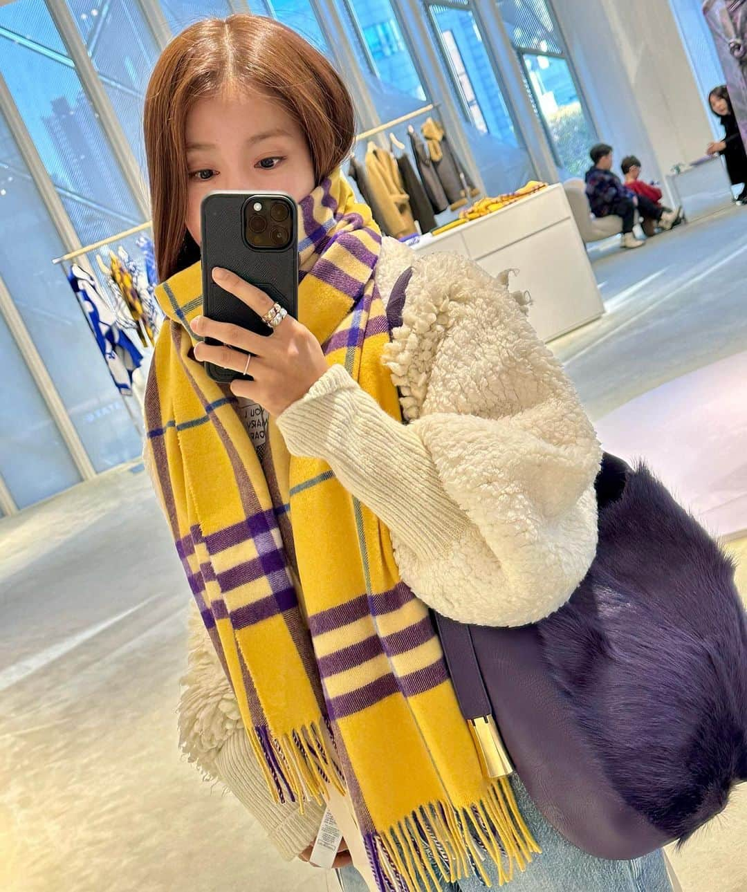 イ・シヨンのインスタグラム：「@burberry  확바뀐 버버리 넘 예뻐요💛💜 근데 정윤인 당분간 모자 쓰고 다니쟈😇😭✨」