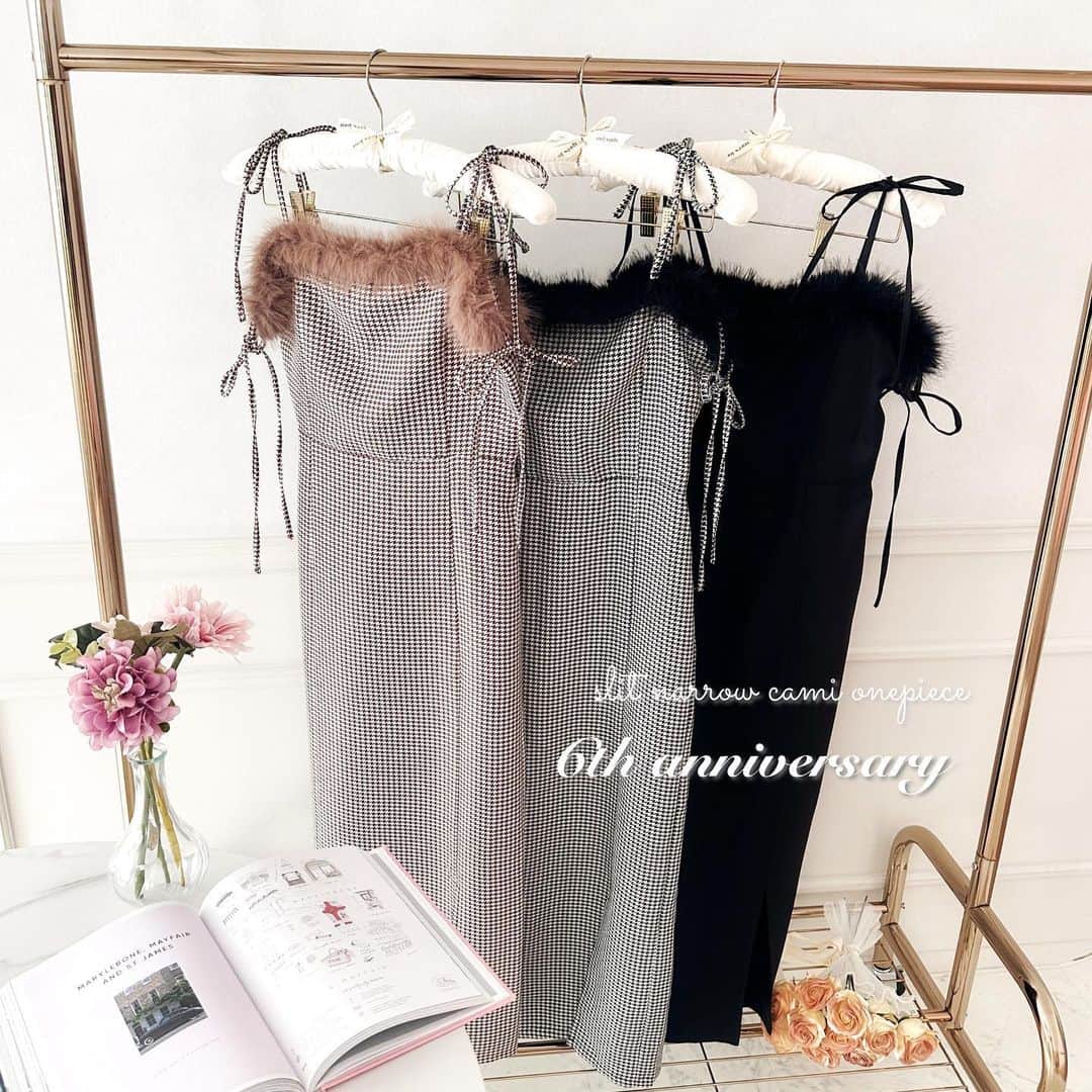 のインスタグラム：「【 𝐚𝐩𝐫𝐞𝐬 𝐣𝐨𝐮𝐫 🎀 𝟔𝐭𝐡 𝐚𝐧𝐧𝐢𝐯𝐞𝐫𝐬𝐚𝐫𝐲 🎂 】　 発売前から大反響💞 ⁡ 11/16(thu)21:00〜release🧸 ⁡ ◆ふわふわファー付き！大人可愛いナローワンピース♡ ⁡ 肩紐リボンと袖リボンのついた大人可愛いデザイン性あるワンピース。 ナローシルエットと裾スリットが大人な印象に♡ 胸元はフロントから後ろまでぐるりと一周ファーがついているので、 高見えするアイテムとなっております！  後ろ身幅がゴム仕様になっているので着脱の際の心配もございません◎ ⁡ 再販なしの6周年限定アイテムとなりますのでこの機会に是非♡ ⁡ ⁡ #ふわふわスリットナローキャミワンピース 商品番号🔎987920 サイズ…F/XL ¥3,995(taxin) ⁡ ⁡ こちらの画像はインスタ用に加工しておりますので、カラーの雰囲気が実際の商品と異なる場合がございます。 商品ページにてカラーのご確認をお願い致します。 ⁡ #ZOZOでしか買えない #アプレジュール #アプレ部」