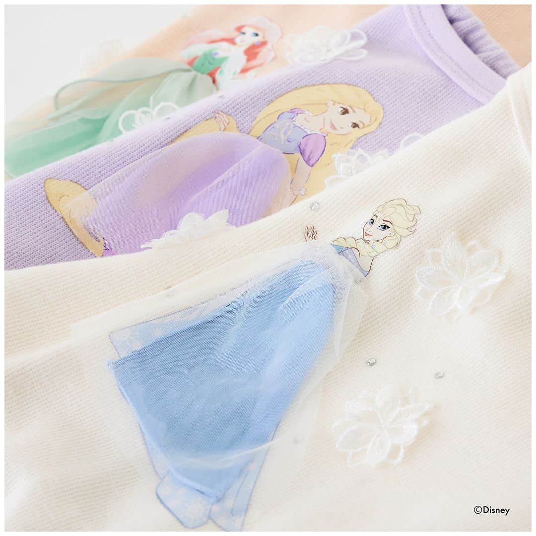 petit mainさんのインスタグラム写真 - (petit mainInstagram)「. 　 　 Disney100周年を記念して スペシャルアイテムが発売！ 　 〈アナと雪の女王〉デザインは今回初登場。 　 全国のプティマインショップにて 11月15日(水)より順次発売スタートです。 　 フロントには大好きなプリンセスが キラキラやチュール、お花で立体的にデザイン。 　 〈好きなもの〉がたくさん詰まった インパクトのある1着です。 　  ペプラムシルエットで どんなボトムとも合わせやすいですよ。 　 　 　 【Disney】 バックペプラムトレーナー 80〜130cm 品番：9634213 価格：¥2,860（税込） 　 〈ラベンダー〉 レギンスつきチュールスカート 80〜130cm 品番：9633120 価格：¥3,190（税込） 　 バレエシューズ 14-18㎝ 品番：9633424 価格：¥3,520(税込) 　 〈ピンク〉 スカート付きレギンス 80〜130cm 品番：9634105 価格：¥2,860（税込） 　 サイドゴアブーツ 14-19㎝ 品番：9633419 価格：￥3,520 (税込) 　 〈オフホワイト〉 【リンクウェア】 パールデニムパンツ 80-130㎝ 品番：9633113 価格：¥3,190(税込) 　 F（ladies） 品番：3333113 価格：￥4,730 (税込) 　 バレエシューズ 14-18㎝ 品番：9633424 価格：¥3,520(税込) 　 　 　 モデル着用 model girl：身長93㎝ / 着用90㎝ model girl：身長98㎝ / 着用100㎝ 　 　 〈ご注意〉 ※写真はサンプルで撮影しています。色・デザインが多少が異なる場合がございます。 ※入荷、在庫状況は店舗によって異なる場合がございます。ご利用の店舗までご確認ください。 ※ナルミヤオンラインでは入荷次第順次発売となります。入荷、在庫状況について詳しくはナルミヤオンラインまでご確認ください。 ※instagram利用規約に基づき、投稿のコメントを削除させていただく場合がございます。 @narumiyaonline_official 　 　 　 #disney #ディズニー #mickeymouse #ミッキーマウス #petitmain #プティマイン #プティキッズ #プティの新作 #女の子ベビー #男の子ベビー #むすめふく #むすこーで #女の子コーデ #男の子コーデ #女の子服 #男の子服 #女の子コーディネート #男の子コーディネート #子どものいる暮らし #子どもと暮らす #子供服 #子供服通販 #新生児服 #赤ちゃんのいる暮らし #子育てグラム #instafashion #instagood #限定 #限定アイテム #限定ウェア」11月14日 21時02分 - petitmain_official