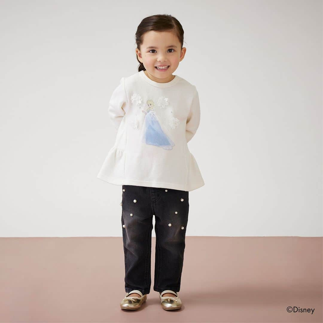 petit mainさんのインスタグラム写真 - (petit mainInstagram)「. 　 　 Disney100周年を記念して スペシャルアイテムが発売！ 　 〈アナと雪の女王〉デザインは今回初登場。 　 全国のプティマインショップにて 11月15日(水)より順次発売スタートです。 　 フロントには大好きなプリンセスが キラキラやチュール、お花で立体的にデザイン。 　 〈好きなもの〉がたくさん詰まった インパクトのある1着です。 　  ペプラムシルエットで どんなボトムとも合わせやすいですよ。 　 　 　 【Disney】 バックペプラムトレーナー 80〜130cm 品番：9634213 価格：¥2,860（税込） 　 〈ラベンダー〉 レギンスつきチュールスカート 80〜130cm 品番：9633120 価格：¥3,190（税込） 　 バレエシューズ 14-18㎝ 品番：9633424 価格：¥3,520(税込) 　 〈ピンク〉 スカート付きレギンス 80〜130cm 品番：9634105 価格：¥2,860（税込） 　 サイドゴアブーツ 14-19㎝ 品番：9633419 価格：￥3,520 (税込) 　 〈オフホワイト〉 【リンクウェア】 パールデニムパンツ 80-130㎝ 品番：9633113 価格：¥3,190(税込) 　 F（ladies） 品番：3333113 価格：￥4,730 (税込) 　 バレエシューズ 14-18㎝ 品番：9633424 価格：¥3,520(税込) 　 　 　 モデル着用 model girl：身長93㎝ / 着用90㎝ model girl：身長98㎝ / 着用100㎝ 　 　 〈ご注意〉 ※写真はサンプルで撮影しています。色・デザインが多少が異なる場合がございます。 ※入荷、在庫状況は店舗によって異なる場合がございます。ご利用の店舗までご確認ください。 ※ナルミヤオンラインでは入荷次第順次発売となります。入荷、在庫状況について詳しくはナルミヤオンラインまでご確認ください。 ※instagram利用規約に基づき、投稿のコメントを削除させていただく場合がございます。 @narumiyaonline_official 　 　 　 #disney #ディズニー #mickeymouse #ミッキーマウス #petitmain #プティマイン #プティキッズ #プティの新作 #女の子ベビー #男の子ベビー #むすめふく #むすこーで #女の子コーデ #男の子コーデ #女の子服 #男の子服 #女の子コーディネート #男の子コーディネート #子どものいる暮らし #子どもと暮らす #子供服 #子供服通販 #新生児服 #赤ちゃんのいる暮らし #子育てグラム #instafashion #instagood #限定 #限定アイテム #限定ウェア」11月14日 21時02分 - petitmain_official