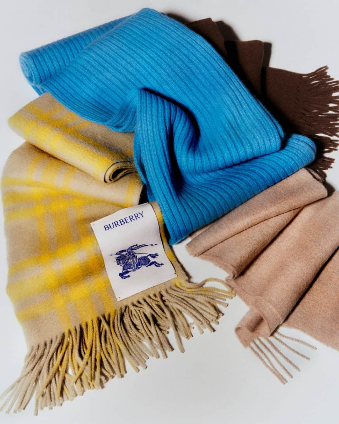 PORTER magazineさんのインスタグラム写真 - (PORTER magazineInstagram)「As we indulge in the art of layering and brace ourselves against cold days, it is insulating scarves, mittens and beanies that truly add warmth and elevate our outerwear. Discover this season’s best winter accessories at the link in bio.」11月14日 21時30分 - portermagazine