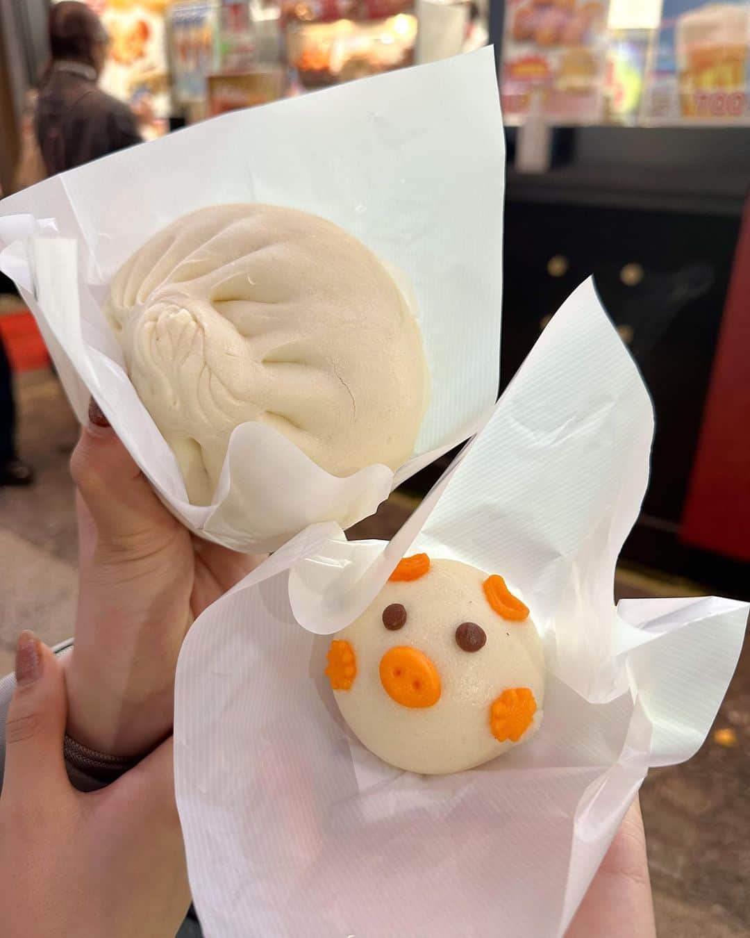 志賀可奈子さんのインスタグラム写真 - (志賀可奈子Instagram)「横浜中華街食べ歩きっ🐼🏮  4枚目のパンダまんが想像していたよりつぶらな瞳で…💧 リベンジした結果が2枚目のパンダまんです。満足。笑  楽しかった〜！また行きたいな🐏♡」11月14日 21時01分 - kanapan_ya