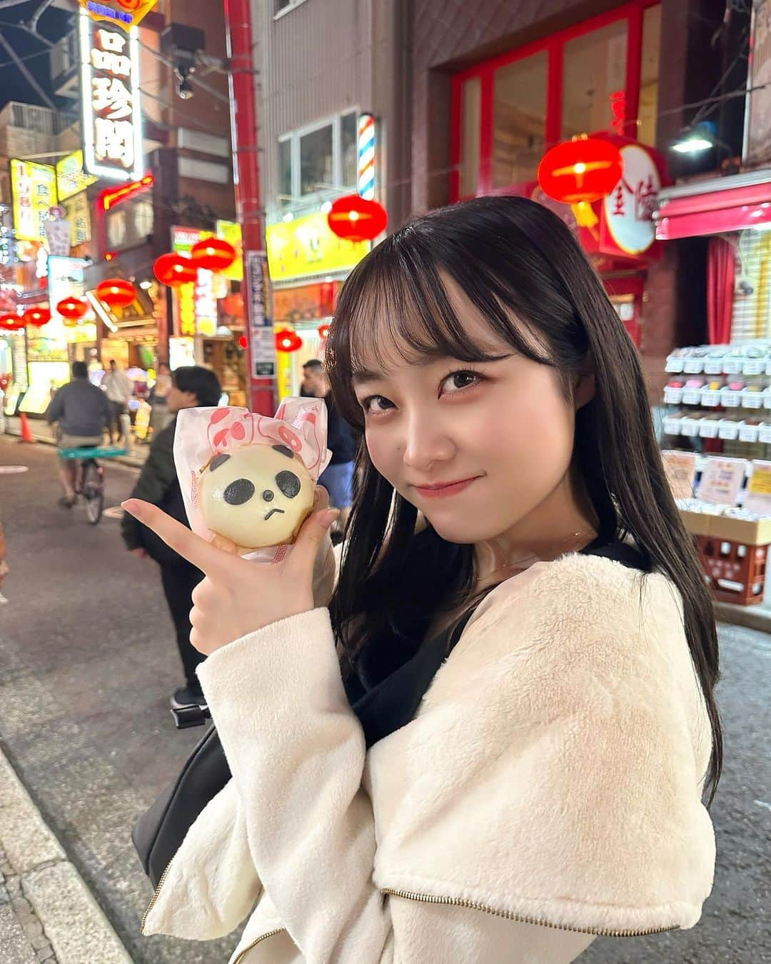 志賀可奈子さんのインスタグラム写真 - (志賀可奈子Instagram)「横浜中華街食べ歩きっ🐼🏮  4枚目のパンダまんが想像していたよりつぶらな瞳で…💧 リベンジした結果が2枚目のパンダまんです。満足。笑  楽しかった〜！また行きたいな🐏♡」11月14日 21時01分 - kanapan_ya