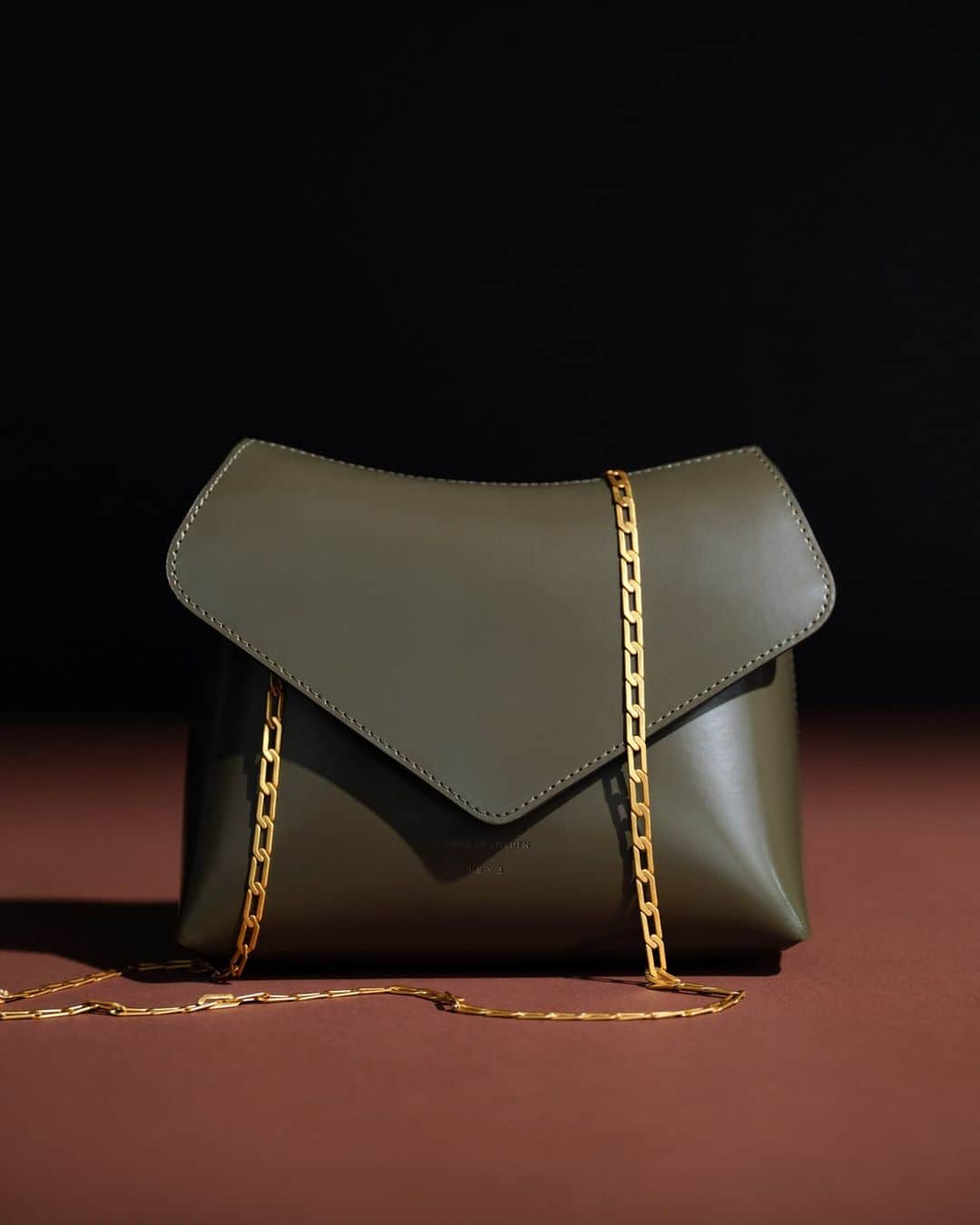 タイガーオブスウェーデンのインスタグラム：「Discover our latest gift guide with classic staples that will refresh any wardrobe. We have curated our favourite gifts from small tokens to investment pieces that will be cherished for years to come.   The Madlen is our new elegant shoulder bag for the season, which can also be worn as a cross-body. #TigerofSweden」