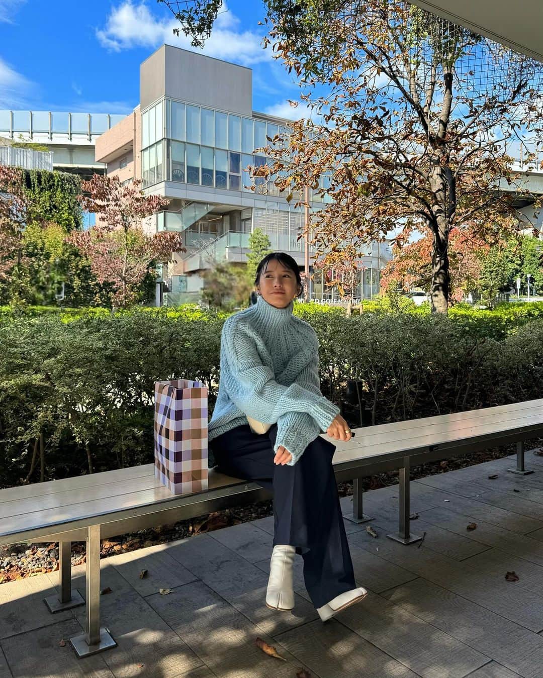 松本恵奈のインスタグラム：「こんばんは。今日アップされた UNIQLO×StyleMixerの衣装です♡ 手編みでしか表現できないざっくりとしたケーブルが 首元まで編み続いててとても可愛い一枚です♡  準備が間に合わないと焦っていたホームパーティー用の お買い物も撮影終わりに無事に終えることができて 大満足な笑顔です。笑 12月はクリスマスパーティーが沢山あるので そろそろクリスマスツリーも出さないとなー🌲 YouTubeでクリスマス企画も考えているので 是非お楽しみに！ #clane」