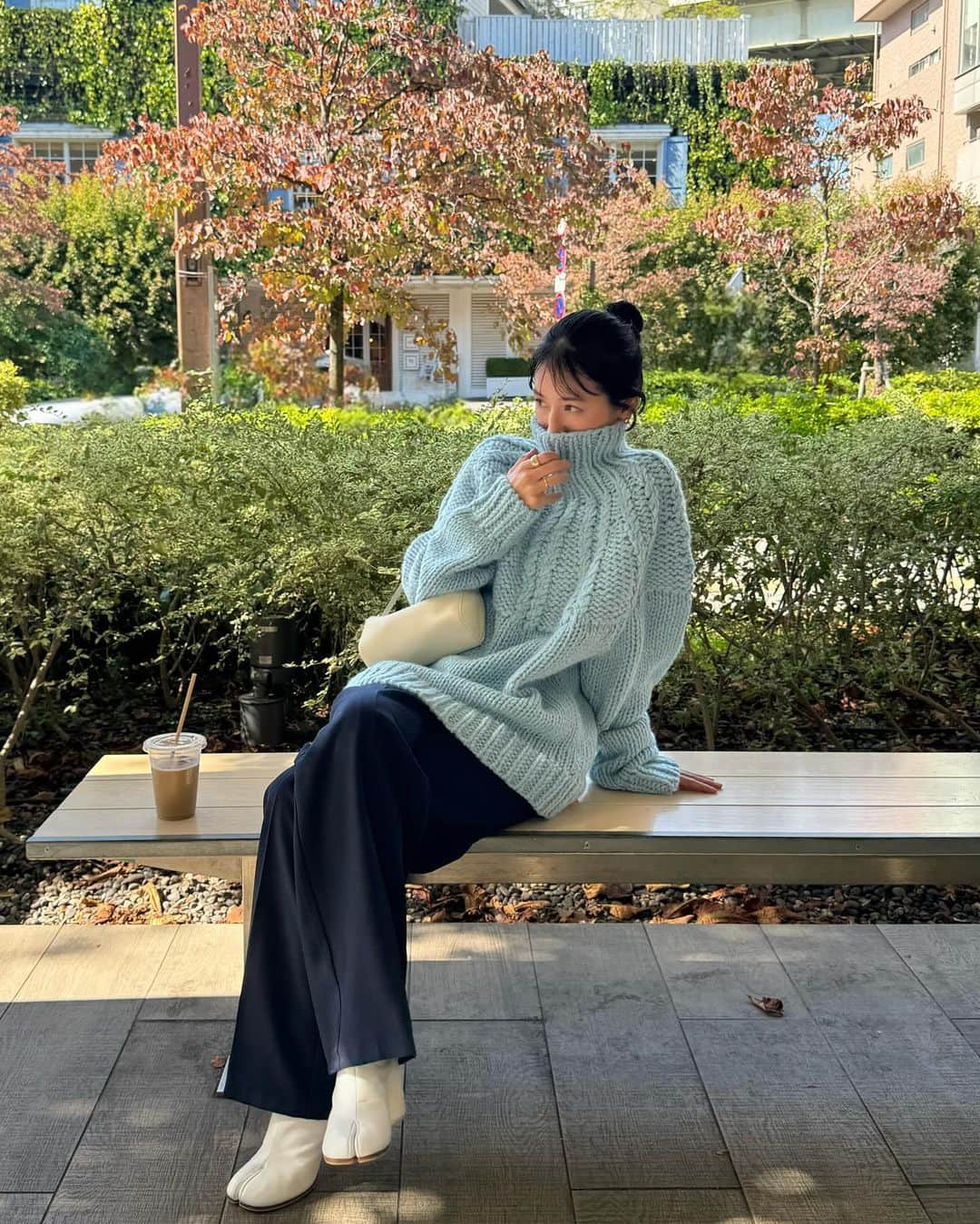 松本恵奈さんのインスタグラム写真 - (松本恵奈Instagram)「こんばんは。今日アップされた UNIQLO×StyleMixerの衣装です♡ 手編みでしか表現できないざっくりとしたケーブルが 首元まで編み続いててとても可愛い一枚です♡  準備が間に合わないと焦っていたホームパーティー用の お買い物も撮影終わりに無事に終えることができて 大満足な笑顔です。笑 12月はクリスマスパーティーが沢山あるので そろそろクリスマスツリーも出さないとなー🌲 YouTubeでクリスマス企画も考えているので 是非お楽しみに！ #clane」11月14日 20時54分 - ena1123