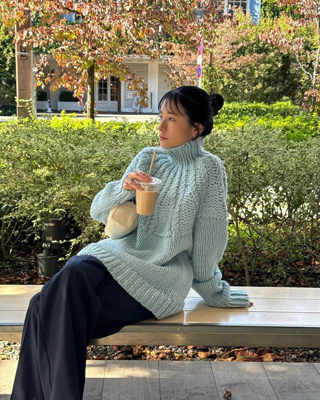 松本恵奈さんのインスタグラム写真 - (松本恵奈Instagram)「こんばんは。今日アップされた UNIQLO×StyleMixerの衣装です♡ 手編みでしか表現できないざっくりとしたケーブルが 首元まで編み続いててとても可愛い一枚です♡  準備が間に合わないと焦っていたホームパーティー用の お買い物も撮影終わりに無事に終えることができて 大満足な笑顔です。笑 12月はクリスマスパーティーが沢山あるので そろそろクリスマスツリーも出さないとなー🌲 YouTubeでクリスマス企画も考えているので 是非お楽しみに！ #clane」11月14日 20時54分 - ena1123
