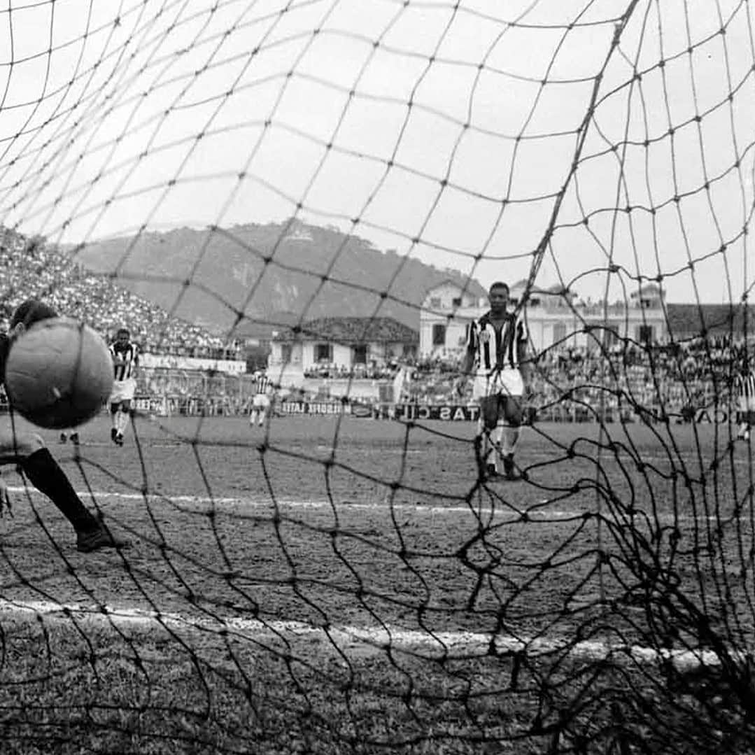 ペレさんのインスタグラム写真 - (ペレInstagram)「Durante um amistoso entre o Santos e o River Plate em 1962, Pelé colocou em prática uma jogada que observava durante os treinos de sua própria equipe: a paradinha na cobrança de pênalti. O Rei utilizou esse artifício e marcou o gol, mas o árbitro Aurélio Bossolino anulou a jogada e assinalou falta contra o Santos. A Fifa, na época, condenou a atitude do árbitro, e a manobra passou a ser permitida. Segundo Pelé, ele teria copiado a ideia do meia Didi. No entanto, em 2010, na Copa da África do Sul, a paradinha foi proibida de vez. . In 1962, during a friendly match between Santos and River Plate, Pelé executed a move he had observed in his own team's training: stopping briefly before kicking the ball during a penalty kick. He used this technique to score a goal, but referee Aurélio Bossolino annulled the play and signaled a foul against Santos. FIFA condemned the referee's decision at the time, subsequently allowing the “trick”. Pelé admitted that he had adopted the idea from midfielder Didi. However, during the FIFA World Cup 2010 in South Africa, this move was officially prohibited.」11月14日 20時55分 - pele