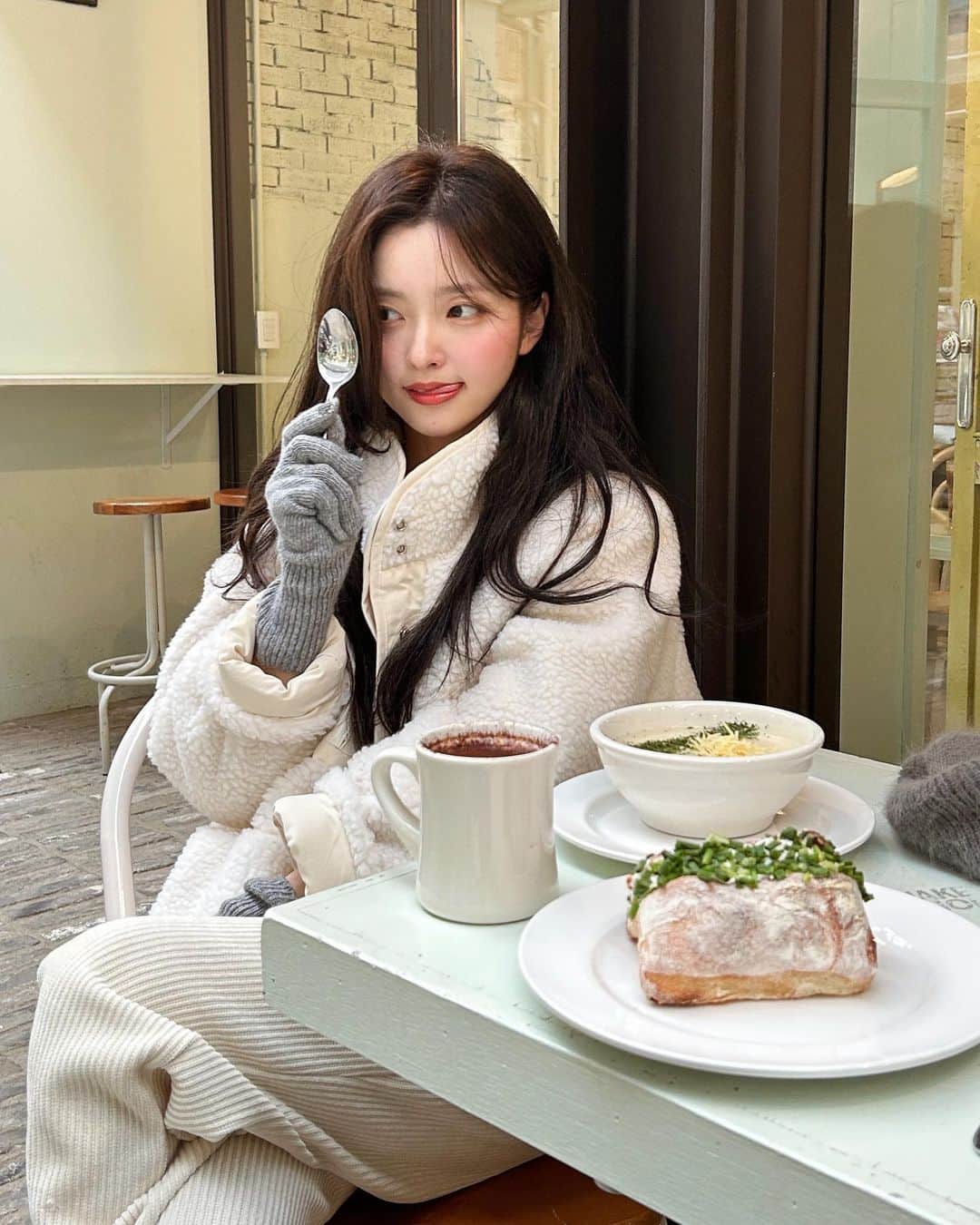 のインスタグラム：「벌써부터 장갑 끼고 다니는 사람 나야..🧸」