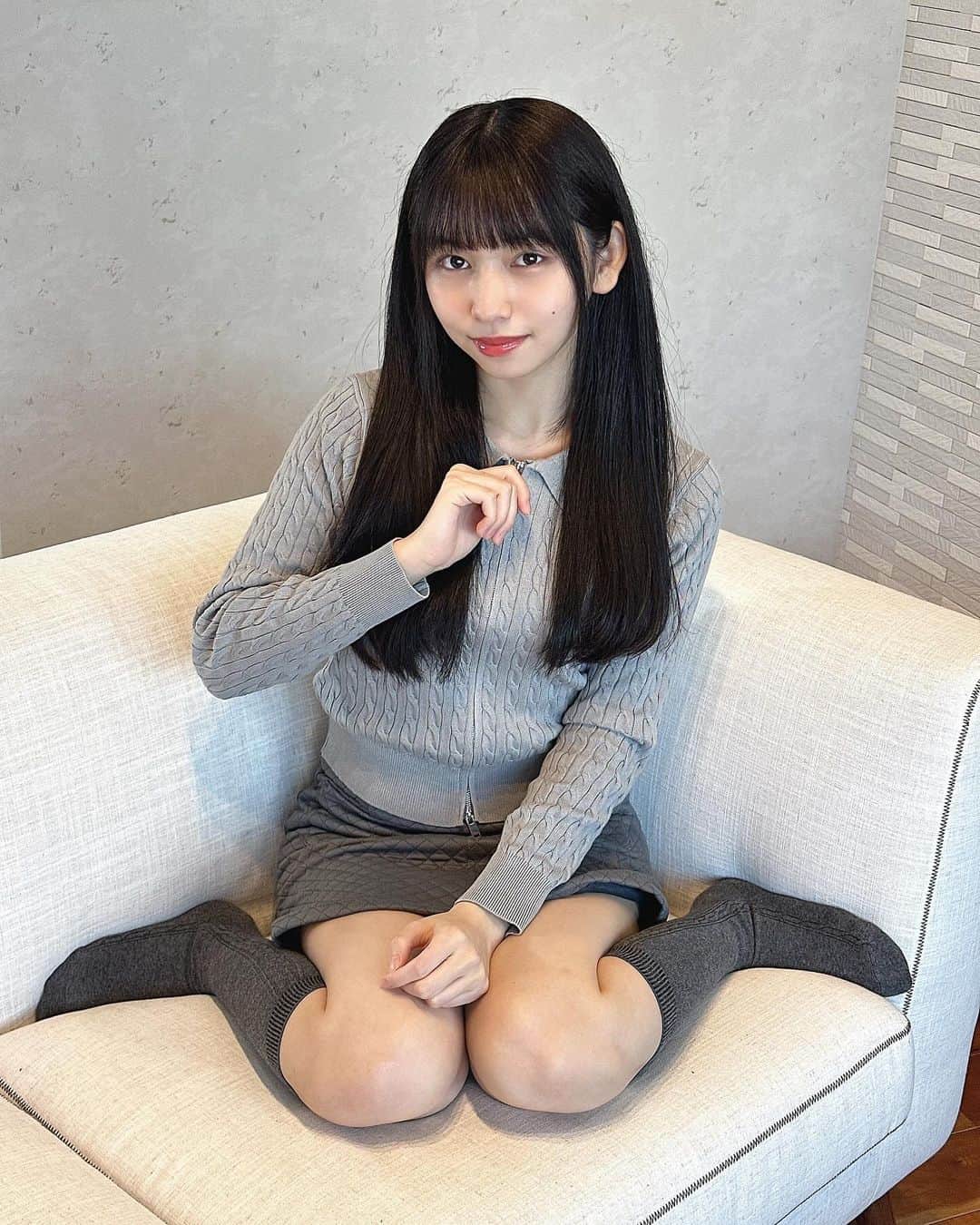 早川真由のインスタグラム：「両方から開けれるんだよ🫢 ⁡ ⁡ #instagood  #instpic #instlaike #model  #me #japanesegirl #japaneseidol #l4 #l4l #kawaii #kawaiigirl #黒髪 #黒髪ストレート #暗髪 #自撮り #自拍 #粉我 #拍攝  #좋아요환영 #自撮り女子 #インフルエンサー #selfie #followｍe #ミニスカート #ミニスカ #秋服コーデ #グラビアモデル #グラビアアイドル #ミニ丈 #全身」