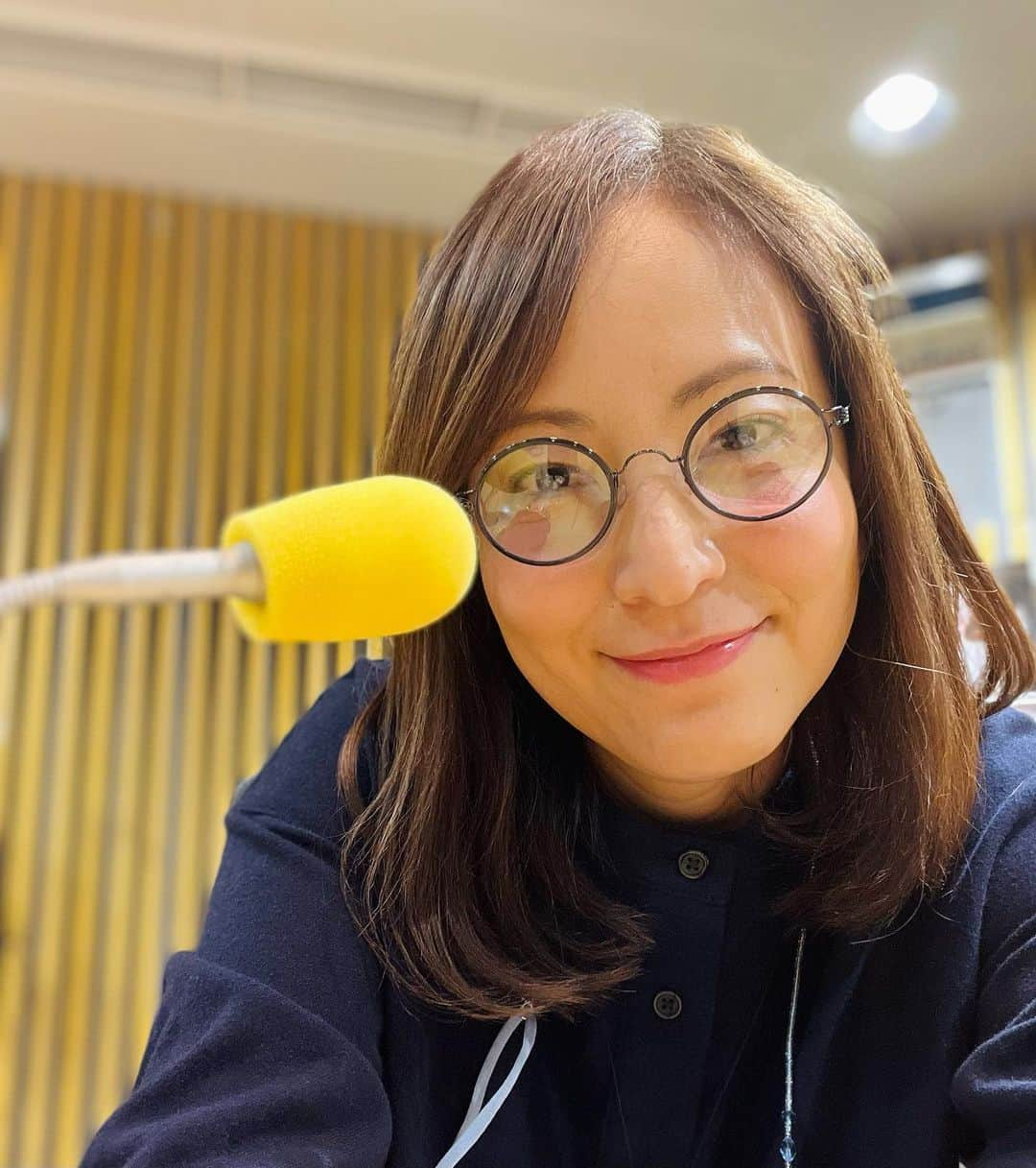 鈴木杏樹のインスタグラム：「オールナイトニッポンMUSIC10✨ 火曜日😍　生放送でお送りしますっ❣️  Music10の 当番日誌✨ お道具箱✨ タブレット✨ ターンテーブル✨ をご紹介致しましたぁ💕  コレらに囲まれてお届けしておりますっ❤️  今夜も✨ #ミュージック10  をつけて たくさん✖️クスクスしてくださいね🤭✨  今夜のメールテーマは 「あなたのちっちゃなこだわり教えて！」  白湯はチン！では作らない！湯呑みで飲む！ 朝は必ずベランダでコーヒーを飲む 字を書く時は必ず万年筆！ 万年筆と靴を合わせて選ぶ！ 手帳を持たない！ 椅子に鞄は置かない、椅子は座るもの！ 左足から靴を履く！ ・・などなどなどなど （コレらは番組スタッフさん達のこだわり🤭）  わたしのちっちゃなこだわりは・・・❣️ 番組内でお話しますね！😆  皆さんのちっちゃなこだわり♡ 送ってくださいね❣️  10@1242.com  です😍✨✨  #鈴木杏樹　#AnjuSuzuki  #オールナイトニッポンmusic10  #ニッポン放送 #radiko #タイムフリー #こだわり #ちっちゃなこだわり #当番日誌 #お道具箱 #ターンテーブル #タブレット」