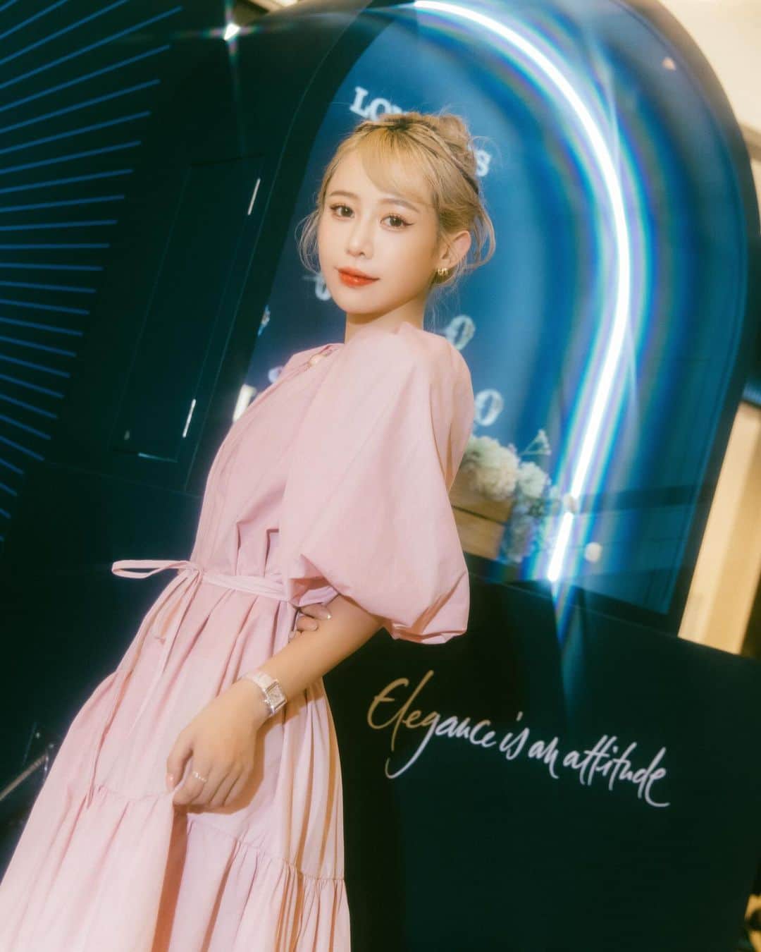 紀卜心のインスタグラム：「我的優雅 由我決定  優雅不只是種不會褪色的美 更是種生活態度 現在的人總活在別人的眼光裡  這般的無助、不自由且不自信 是該打破固有美的框架 展現你的優雅自信  這次浪琴101旗艦店 除了以經典藍白色調裝潢外與創造更舒適的賞錶空間外 更首次推出全新多情系列Mini DolceVita  不得不說Mini DolceVita完全長在我的審美上😍 精緻小巧的方格錶盤 鑲嵌了鑽石錶圈 搭配真皮錶帶 手腕很細的我戴上後大小比例合適的恰到好處！ 不僅是珠寶腕錶 更是為你增添優雅自信的時尚配件 戴上後舉手投足間盡顯閃耀的優雅氣質✨  優雅靜奢的高級感，高級卻很低調 不論是日常出遊的小洋裝、工作出席的小禮服 甚至是俐落的襯裝 各種LOOK都能駕馭！ 妳們覺得我戴的綠色跟粉色哪一支比較適合我呢❤️？  如果你也在命定腕錶 可以來浪琴101旗艦店 體驗Mini DolceVita那的優雅  #Eleganceisanattitude #MiniDolceVita  #LonginesDolceVita @longines」