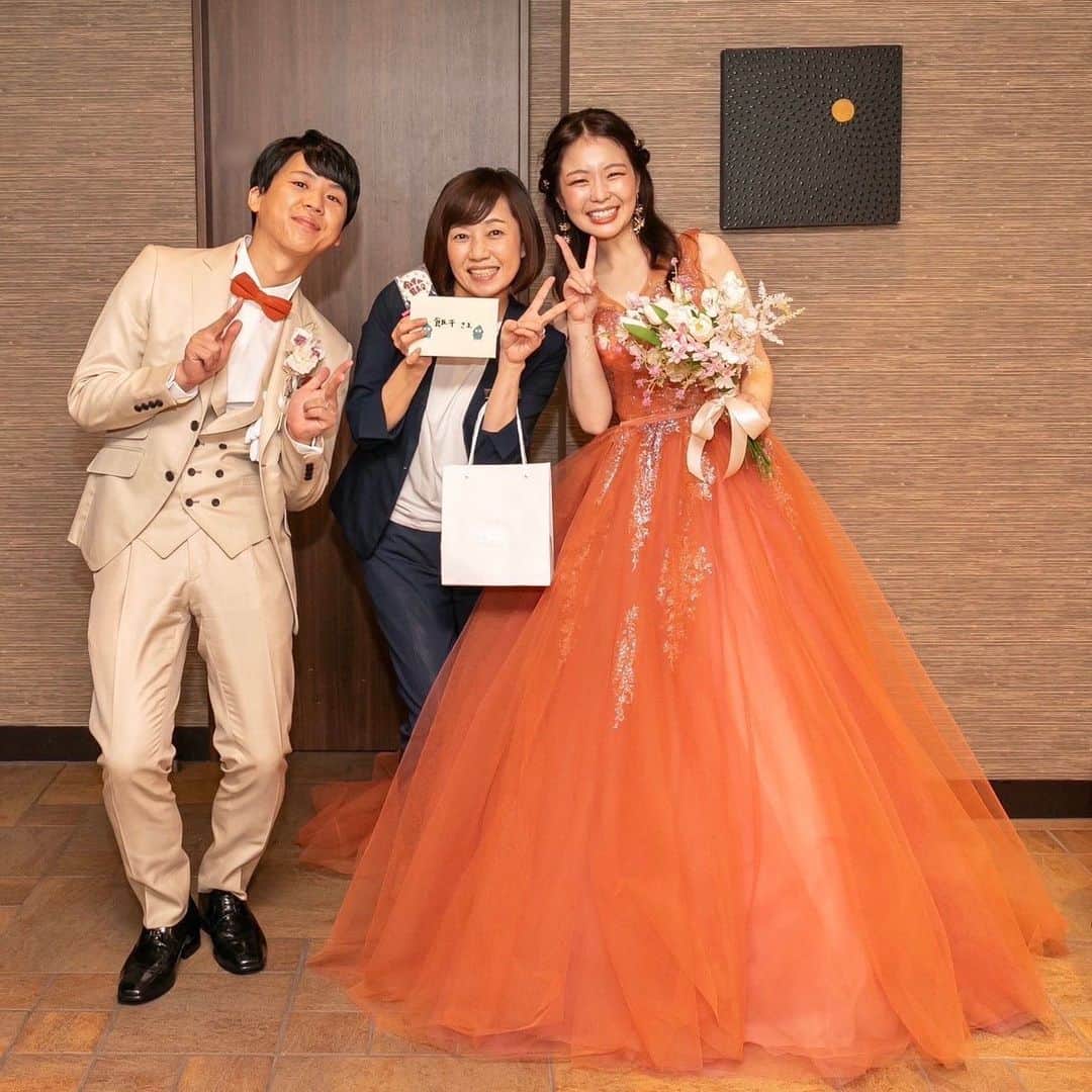 【公式】アルカンシエルリュクスマリアージュ名古屋さんのインスタグラム写真 - (【公式】アルカンシエルリュクスマリアージュ名古屋Instagram)「【Happy Wedding💓】  先日ご結婚式を挙げられたおふたりの、素敵なお写真をご紹介させて頂きます📸 スタッフともたくさんのお写真を撮ってくださり、誠にありがとうございました♪  スタッフ一同、おふたりの幸せを心よりお祈りしております🌈  【担当プロデューサーからのメッセージ】  N様🧡N様  この度はご結婚誠におめでとうございます。 素敵なゲストに見守れながらの結婚式は本当に感動と笑顔であふれる一日でしたね！  お二人とのお打合せは毎回楽しく、お二人のこだわりを結婚式で表現できる日をとっても楽しみにしておりました♪  ご準備されたペーパーアイテムやウエルカムグッズなどもセンス良く、当日目にしたゲストの皆様の表情もわすれられないです！  そしてわたしにも席札ご準備くださり本当に嬉しかったです❤️ ありがとうございました！  これからもお二人とご家族様の末永いお幸せをスタッフ一同心より祈っております。 またお会いできる事を楽しみにしております。  💒名駅徒歩5分の結婚式場  『#感謝を式のまんなかに。』をテーマに、青空を貸切る祝福のステージと上質な空間で生まれる、ゲストとの忘れられない一日のつくりかたを紹介しています💓  👇🏻をタップ🌈👣 @arcenciel.luxenagoya  2023年度版　JapanBrandCollectionに掲載されました 公式アカウント⇨ @japanbrandcollection lit.link/japanbrandcollection  #アルカンシエル #アルカンシエルluxemariage名古屋 #アルカンシエルリュクスマリアージュ名古屋 #アルカン花嫁 #名古屋花嫁 #名古屋プレ花嫁 #名古屋ウエディング #名古屋ウェディング #名古屋結婚式 #名古屋結婚式場 #愛知花嫁 #日本中のプレ花嫁さんと繋がりたい #結婚式レポ #結婚式レポート #ウエディングレポート #ウェディングレポート #ウェディングレポ #ウエディングレポ #2023秋婚 #2023冬婚 #2024春婚 #2024夏婚 #2024秋婚 #ウェディングプランナー #ウエディングプランナー #高砂ソファ #ソファメイン #高砂装花 #テラコッタドレス」11月14日 21時00分 - arcenciel.luxenagoya
