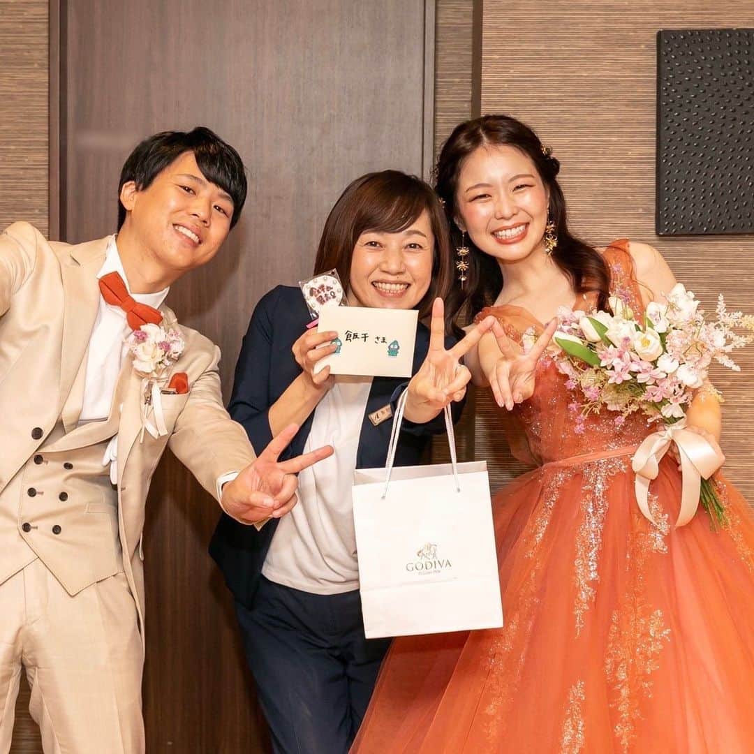【公式】アルカンシエルリュクスマリアージュ名古屋さんのインスタグラム写真 - (【公式】アルカンシエルリュクスマリアージュ名古屋Instagram)「【Happy Wedding💓】  先日ご結婚式を挙げられたおふたりの、素敵なお写真をご紹介させて頂きます📸 スタッフともたくさんのお写真を撮ってくださり、誠にありがとうございました♪  スタッフ一同、おふたりの幸せを心よりお祈りしております🌈  【担当プロデューサーからのメッセージ】  N様🧡N様  この度はご結婚誠におめでとうございます。 素敵なゲストに見守れながらの結婚式は本当に感動と笑顔であふれる一日でしたね！  お二人とのお打合せは毎回楽しく、お二人のこだわりを結婚式で表現できる日をとっても楽しみにしておりました♪  ご準備されたペーパーアイテムやウエルカムグッズなどもセンス良く、当日目にしたゲストの皆様の表情もわすれられないです！  そしてわたしにも席札ご準備くださり本当に嬉しかったです❤️ ありがとうございました！  これからもお二人とご家族様の末永いお幸せをスタッフ一同心より祈っております。 またお会いできる事を楽しみにしております。  💒名駅徒歩5分の結婚式場  『#感謝を式のまんなかに。』をテーマに、青空を貸切る祝福のステージと上質な空間で生まれる、ゲストとの忘れられない一日のつくりかたを紹介しています💓  👇🏻をタップ🌈👣 @arcenciel.luxenagoya  2023年度版　JapanBrandCollectionに掲載されました 公式アカウント⇨ @japanbrandcollection lit.link/japanbrandcollection  #アルカンシエル #アルカンシエルluxemariage名古屋 #アルカンシエルリュクスマリアージュ名古屋 #アルカン花嫁 #名古屋花嫁 #名古屋プレ花嫁 #名古屋ウエディング #名古屋ウェディング #名古屋結婚式 #名古屋結婚式場 #愛知花嫁 #日本中のプレ花嫁さんと繋がりたい #結婚式レポ #結婚式レポート #ウエディングレポート #ウェディングレポート #ウェディングレポ #ウエディングレポ #2023秋婚 #2023冬婚 #2024春婚 #2024夏婚 #2024秋婚 #ウェディングプランナー #ウエディングプランナー #高砂ソファ #ソファメイン #高砂装花 #テラコッタドレス」11月14日 21時00分 - arcenciel.luxenagoya
