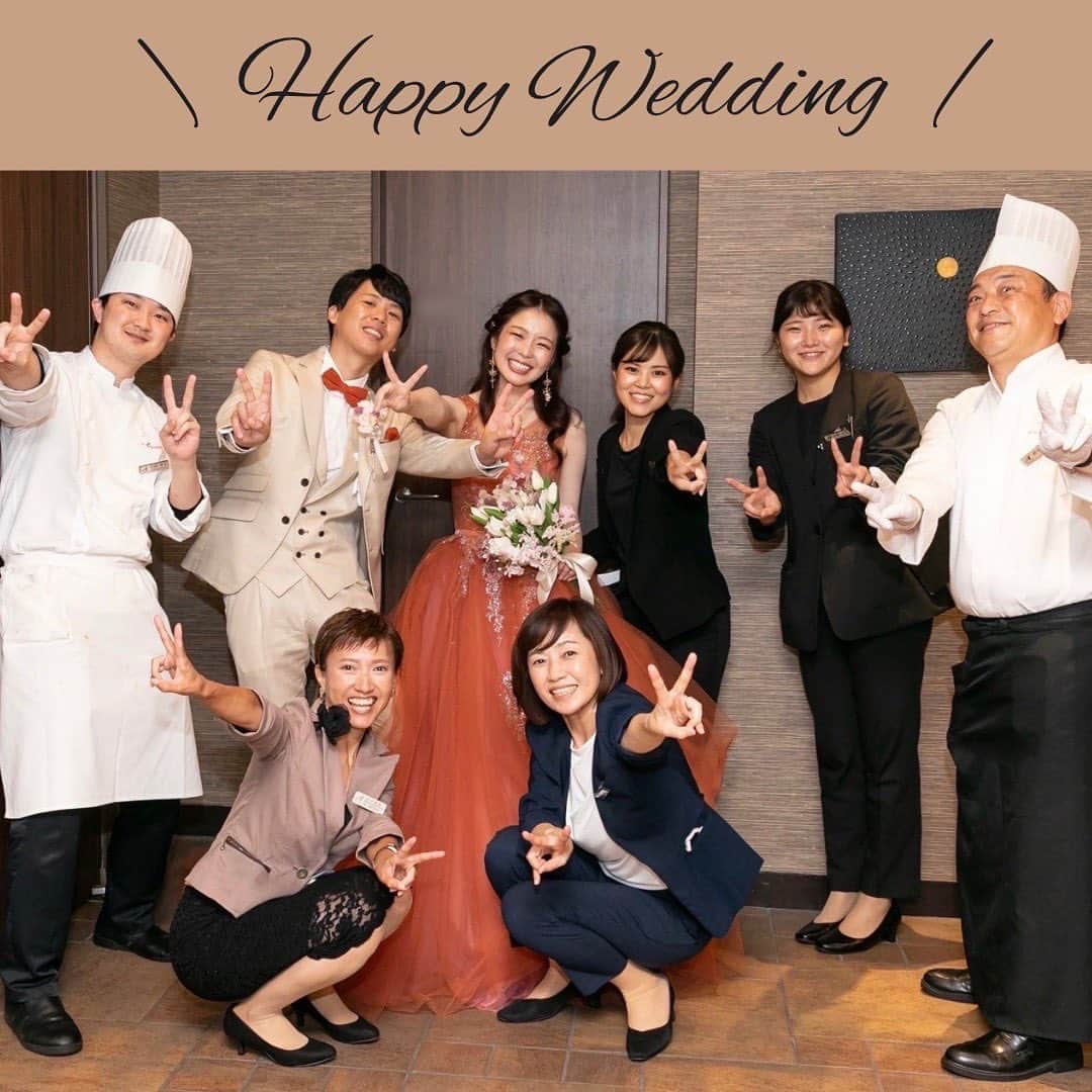 【公式】アルカンシエルリュクスマリアージュ名古屋のインスタグラム：「【Happy Wedding💓】  先日ご結婚式を挙げられたおふたりの、素敵なお写真をご紹介させて頂きます📸 スタッフともたくさんのお写真を撮ってくださり、誠にありがとうございました♪  スタッフ一同、おふたりの幸せを心よりお祈りしております🌈  【担当プロデューサーからのメッセージ】  N様🧡N様  この度はご結婚誠におめでとうございます。 素敵なゲストに見守れながらの結婚式は本当に感動と笑顔であふれる一日でしたね！  お二人とのお打合せは毎回楽しく、お二人のこだわりを結婚式で表現できる日をとっても楽しみにしておりました♪  ご準備されたペーパーアイテムやウエルカムグッズなどもセンス良く、当日目にしたゲストの皆様の表情もわすれられないです！  そしてわたしにも席札ご準備くださり本当に嬉しかったです❤️ ありがとうございました！  これからもお二人とご家族様の末永いお幸せをスタッフ一同心より祈っております。 またお会いできる事を楽しみにしております。  💒名駅徒歩5分の結婚式場  『#感謝を式のまんなかに。』をテーマに、青空を貸切る祝福のステージと上質な空間で生まれる、ゲストとの忘れられない一日のつくりかたを紹介しています💓  👇🏻をタップ🌈👣 @arcenciel.luxenagoya  2023年度版　JapanBrandCollectionに掲載されました 公式アカウント⇨ @japanbrandcollection lit.link/japanbrandcollection  #アルカンシエル #アルカンシエルluxemariage名古屋 #アルカンシエルリュクスマリアージュ名古屋 #アルカン花嫁 #名古屋花嫁 #名古屋プレ花嫁 #名古屋ウエディング #名古屋ウェディング #名古屋結婚式 #名古屋結婚式場 #愛知花嫁 #日本中のプレ花嫁さんと繋がりたい #結婚式レポ #結婚式レポート #ウエディングレポート #ウェディングレポート #ウェディングレポ #ウエディングレポ #2023秋婚 #2023冬婚 #2024春婚 #2024夏婚 #2024秋婚 #ウェディングプランナー #ウエディングプランナー #高砂ソファ #ソファメイン #高砂装花 #テラコッタドレス」