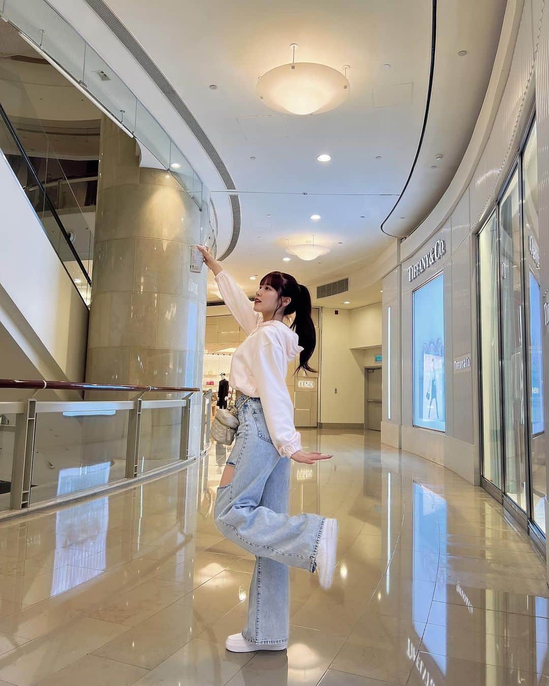 吉田菜々世のインスタグラム：「🫧🛁 台湾遠征 たのしかったーー♡ この日は夜市に行く予定があったので 楽ちんなコーデにした👟 ピンクブームは収まりません〜〜  @darich_official のデニムパンツがサイズも丈もドンピシャで神🥲💕👍🏻  #台湾 #台湾観光」
