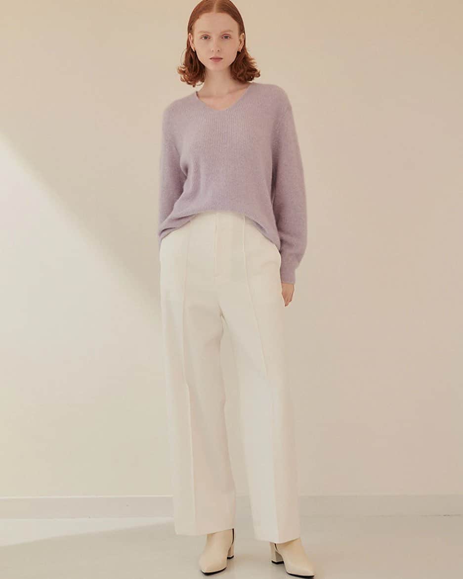 cdec_official Aesthetic Senseのインスタグラム：「． 2023 WINTER LOOK BOOK vol.3  タヌキ（チャイニーズラクーン）が入ったふわふわとしてソフトで軽い風合いのニット。 とても軽く快適な着心地で、コートインしても窮屈感を感じにくい編み地です。  リラクシーなサイズ感ですが、衿元はリブ無しのVネックでシャープな女性らしさも感じさせます。 ． ． ． 新しいアイテムが続々と入荷しています。 是非オフィシャルサイトをご覧ください♪ ． ． ▼styling ✴︎ KNIT　No.17102　Col.081　￥19,250 ✴︎ PANTS　No.67101　Col.001　￥19,910 ． ． ．  #クードシャンス  #ファッション #ファッションコーデ #冬 #冬コーデ #冬服 #冬服コーデ #フェミニンコーデ #きれいめコーデ #上品コーデ #大人コーデ #シンプルコーデ #ニット #ニットコーデ #パンツ #パンツコーデ #トレンド #トレンドコーデ #お出かけコーデ #通勤コーデ #お仕事コーデ #女子会コーデ #デートコーデ #おしゃれさんと繋がりたい #ファッション好きな人と繋がりたい」