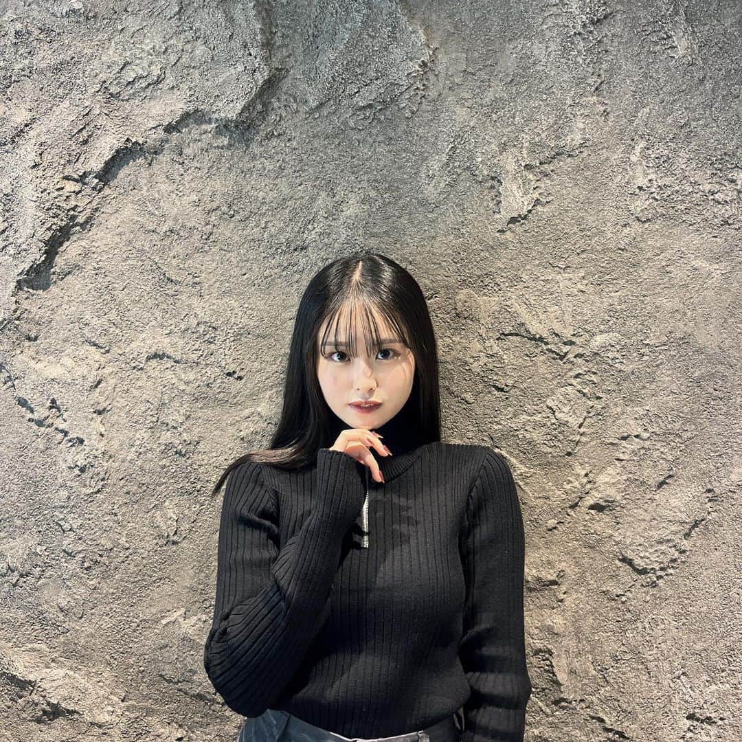 もかのインスタグラム：「寒ーってなりながら ポケットに手を入れて 少しうずくまって歩くこの季節が好きです  これ以上寒くならなくていいかも笑  今日は大人っぽい女してみたんだけどどう？😉」