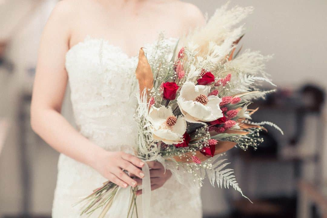 BARN&FOREST148さんのインスタグラム写真 - (BARN&FOREST148Instagram)「#100年後も語り継がれる結婚式  ・ ・ Wedding Bouquet…*  ブライダルフェアのご予約やお問合せは InstagramのDMでも承っております*  #ブーケ #花束 #バーンアンドフォレスト148 #barnandforest148 #卒花嫁 #プレ花嫁 #オリジナルブーケ #bouquet #ガーデンウェディング #千葉結婚式 #ブーケ迷子 #barnwedding #ラスティックウエディング #バーンアンドフォレスト #ガーデン挙式 #freshflowerbouquet #148花嫁 #小花ブーケ #流山おおたかの森 #千葉結婚式場 #ナチュラルウェディング #結婚式場 #バーンウェディング #florets」11月14日 21時00分 - barn_and_forest148