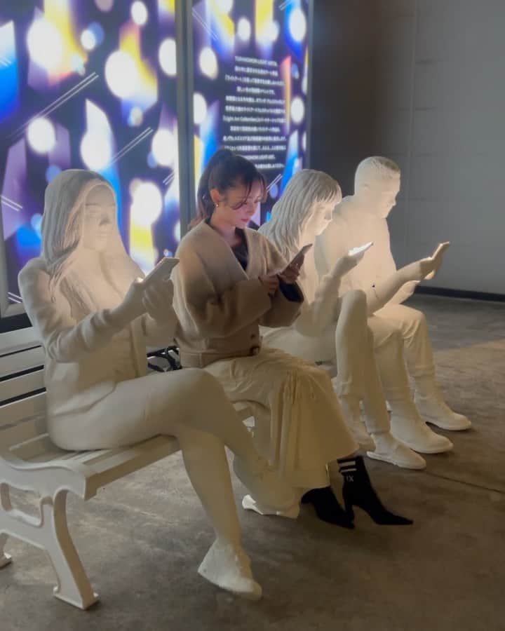 まつきりなのインスタグラム：「光のアート作品が東京の街に🎄  虎ノ門ヒルズ〜新虎通りエリアで街歩きを楽しむ 回遊型のライトアートイベントへ💫  オランダ・アムステルダムの世界最大級のライトアートフェスティバルを運営するLight ArtCollectionが、今回初めてパートナーシップを結んだイベントらしい！  OVAL CAFEでディズニー映画『ウィッシュ』とのコラボドリンクで暖まったり楽しかった〜⛄️  みんなどっか冬イルミネーション行く予定ある？♡  #PR#toranomonlightart#toranomonhills#lightartcollection」