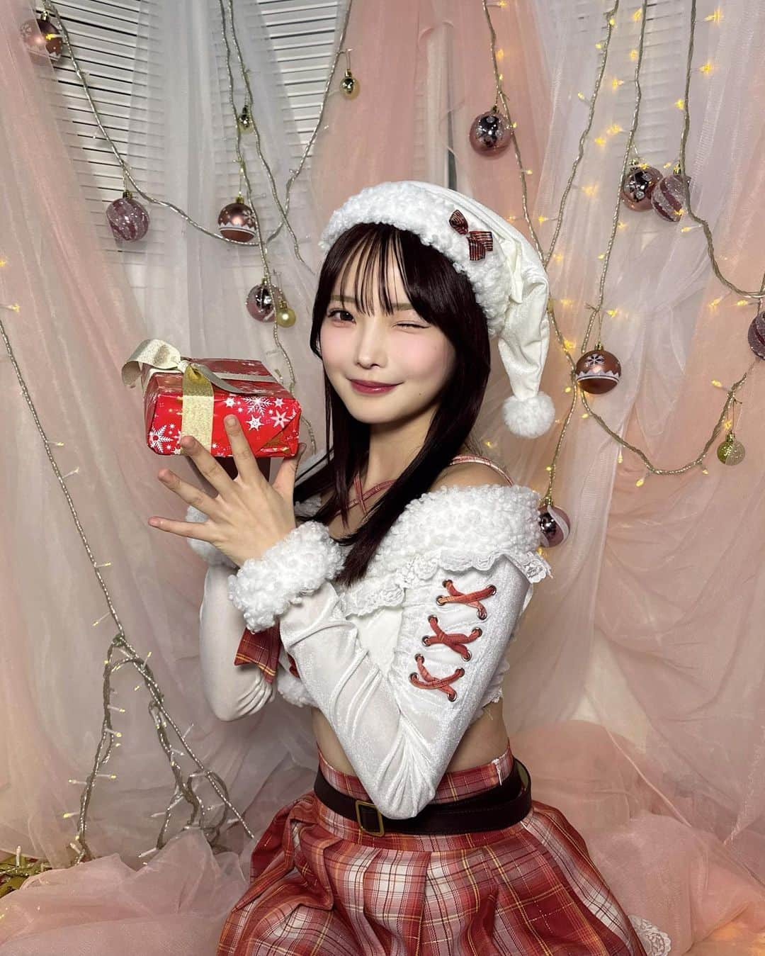 新谷姫加さんのインスタグラム写真 - (新谷姫加Instagram)「早めすぎるサンタ🎅🏻 冬は肌の白さが加速していく⛄️  #クリスマス　#merrychristmas #xmas #コスプレ」11月14日 21時00分 - hime._.gram