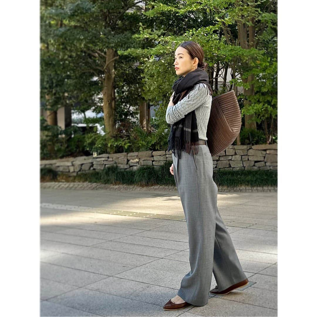 武藤京子さんのインスタグラム写真 - (武藤京子Instagram)「* * GRAY×BROWN * お洋服はグレー 小物はブラウン * ストールの色は グレーとブラウンのミックス🧣 * #joshuaellis #zara #spickandspan #anyahindmarch #kuruntokyo #武藤巻き  #アメブロ更新しました」11月14日 21時10分 - kyokomuto0628