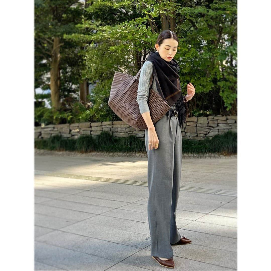 武藤京子さんのインスタグラム写真 - (武藤京子Instagram)「* * GRAY×BROWN * お洋服はグレー 小物はブラウン * ストールの色は グレーとブラウンのミックス🧣 * #joshuaellis #zara #spickandspan #anyahindmarch #kuruntokyo #武藤巻き  #アメブロ更新しました」11月14日 21時10分 - kyokomuto0628