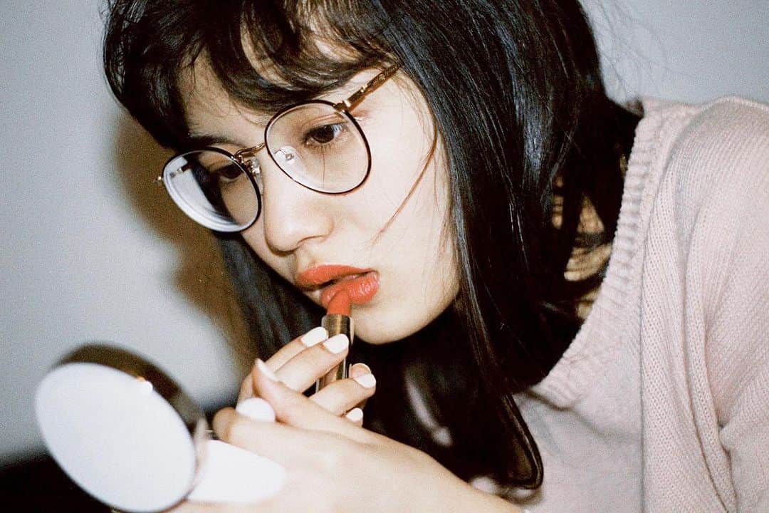 荒川ちかのインスタグラム：「どんな時でも外に出るときにリップだけは必要だよね🐈‍⬛ リップ忘れたら絶対出先で買ってしまう…そして増えてく似たような色…」