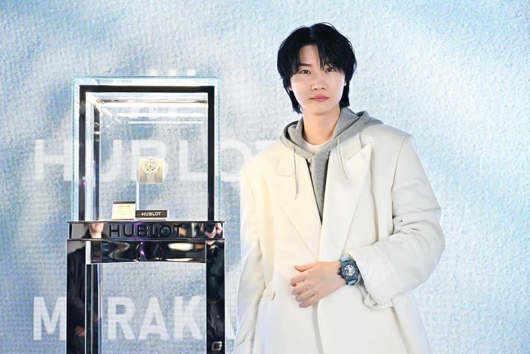 桜田通のインスタグラム：「HUBLOT  ウブロと世界的アーティストの村上隆さんが、新作コラボレーションモデル『MP-15 タカシムラカミ トゥールビヨン サファイア』を発表しました！  そして発表を記念して開催された『HUBLOT SAPPHIRE NIGHT』にご招待していただきました✨  会場ではコラボレーションウォッチに使用されたサファイアクリスタルをモチーフとした世界観が広がっていて、今回のスペシャルなコレクションをより一層華やかに感じることができました🌟  そしてコラボレーションされた時計も実際に見ることができたのですが、サファイアクリスタル製の12枚の花びらで構成された、村上隆さんのアイコニックなモチーフである「お花」が印象的で、ウブロが追求している芸術性がこの上なく表現された、究極の存在感を放っていました！  ウォッチとアート、どちらも世界最高峰の存在が創り上げたコラボレーションモデル、ぜひ皆さんもチェックしてみてくださいね🔥  @hublot @hublot_japan #Hublot #ウブロ #AD #PR  服 @givenchy」