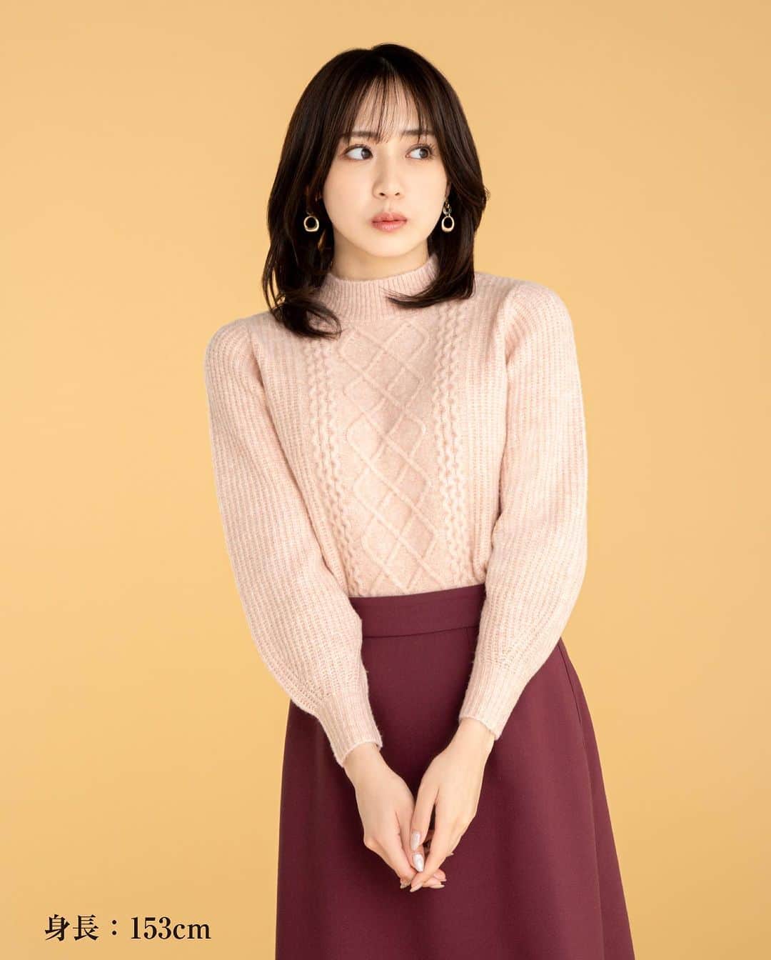 のインスタグラム：「低身長さんレディのための シンデレラフィットアイテム♪   丈感やシルエットが変わるだけで 洗練度がぐっとアップ！   “可愛げも叶えてくれる華やぐ デイリーほろ甘ニット”   <シンデレラフィットPOINT> ⁡ 01.オンオフ着やすいサイズ感。 02.小柄な女性にフィットするボトルネック。 03.程よいお袖のフォルムとボリューム。 04.ふんわり優しいアラン柄の起毛素材。 ⁡ ——————————————————————— 【低身長企画アイテム】 ケーブルコンパクト ニット   【2WAY】リバーシブルチェック スカート 【2WAY】サイドベルトブガッティ バッグ 【22.5～24.5cm】レディライク パンプス ⁡  ——————————————————————— ⁡ @anysis_officialの プロフィール欄のURLから WEBマガジンもご覧いただけます！ ぜひチェックしてください♪ ⁡ ⁡ #anysis #エニィスィス #冬コーデ #低身長コーデ #ミニーコーデ #150cm #140cm #フェミニンスタイル」