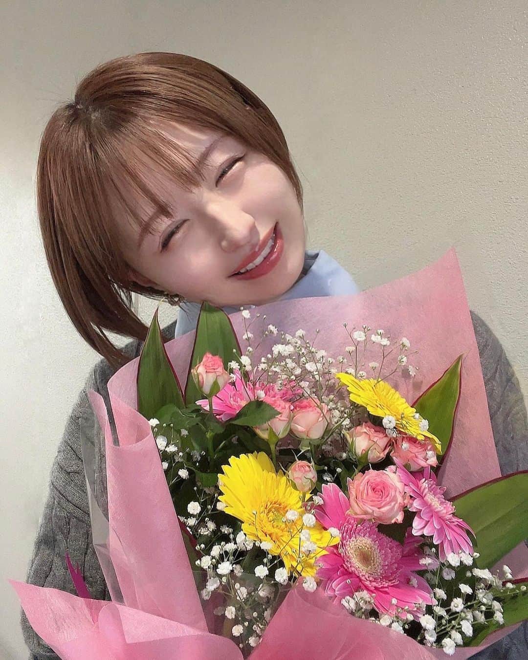 駒井まちのインスタグラム：「お花に囲まれてしばらく過ごせそうです💐  ありがとうございました☺🌼🫧」
