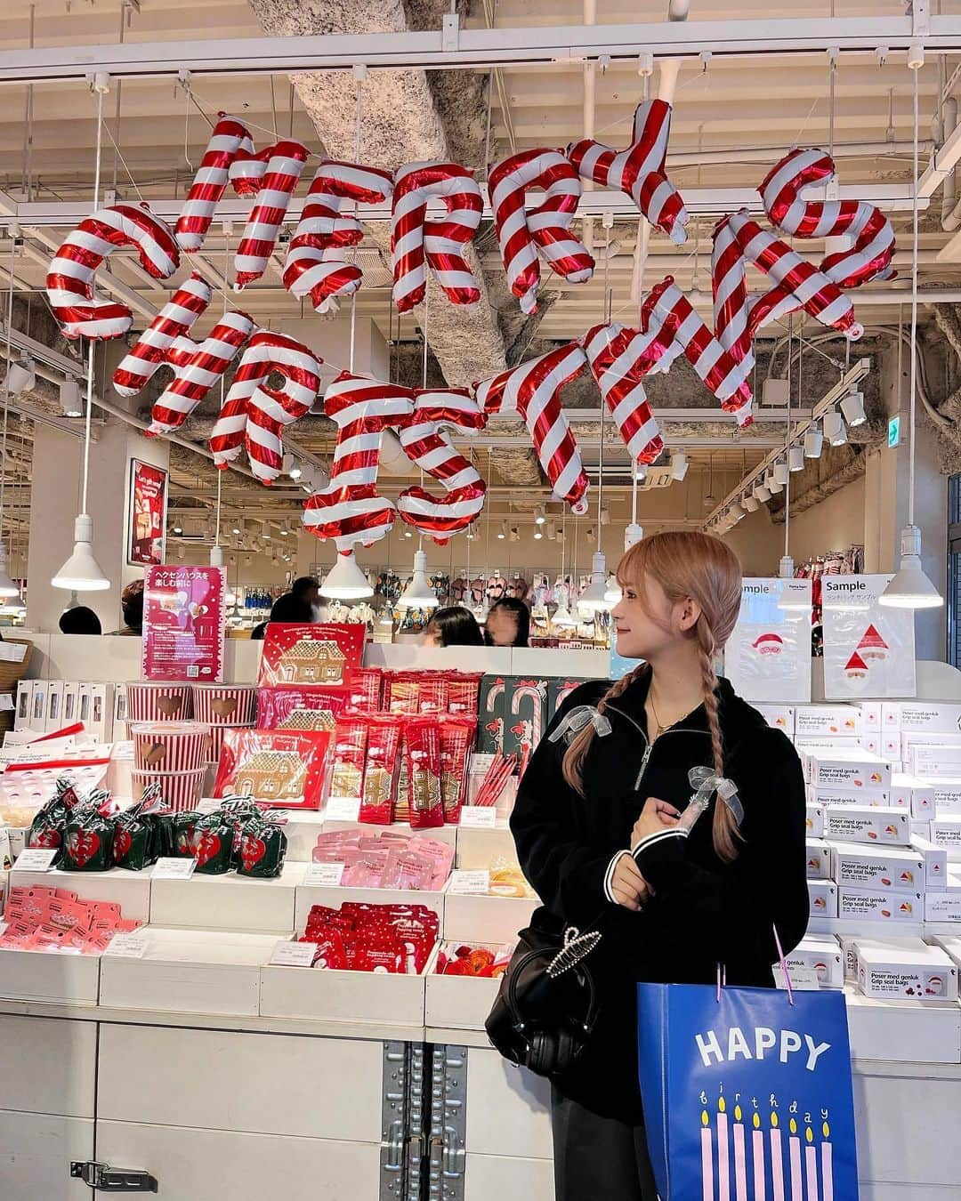 砂糖華さんのインスタグラム写真 - (砂糖華Instagram)「flying tiger クリスマス仕様で可愛い🎅🏻🎄 ‪　　　　　‬ クリスマスで使うものとピクニックで使うもののお買い物してた🛍 ‪　　　　　‬ トップス首までチャックできて暖かいしこのワンポイント可愛すぎるよね💞💞 - ̗̀ @fredperryjp  ୨୧ ̖́- ‪　　　　　‬ ‪　　　　　‬ #フレッドペリー #fredperry #ハーフジップ #三つ編みヘア #三つ編みリボン #リボンヘア #リボンアレンジ #フライングタイガー #flyingtiger #クリスマス雑貨 #クリスマスインテリア #クリスマスパーティー」11月14日 21時05分 - __162cm_