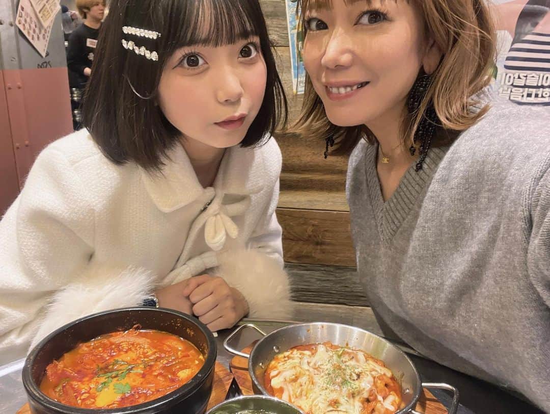 安村幸子のインスタグラム：「週末は久しぶりに @miliya_0102 と梅田デート♡ いっちょ前に好きなブランドさんが増え、ここの服が可愛いねん！好きやねん！っとすっかり私も教えてもらう側に🤣   私も高校生の頃よくESTやHEPへお買い物へ行ったなぁ😌💭  喧嘩なく楽しい親子デートでしたとさ🤣」