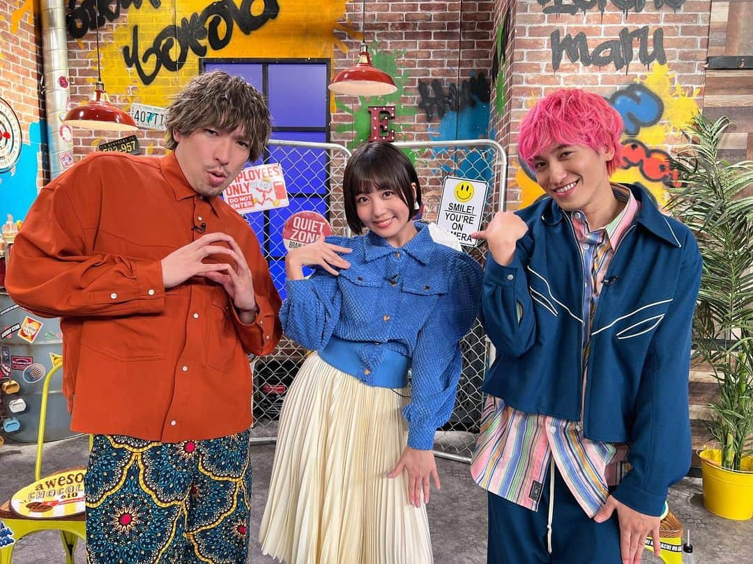 南野巴那のインスタグラム：「今夜 25:25〜  フジテレビ「#EXITV」 "クイズ！なりきりアクターズ " のコーナーに出演させていただきました☺︎ 是非ご覧ください🌼  スタイリング @taku_low_s  トップス @wildlily_daikanyama スカート @neith.tokyo シューズ @ash_japan_official   #EXIT さん #EXITV」