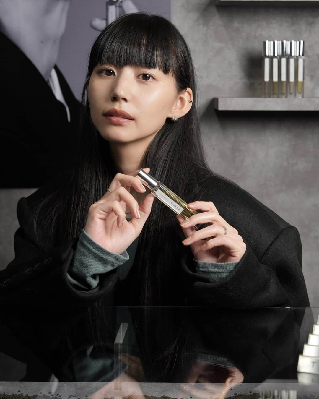 Shiho Sasakiのインスタグラム：「@threecosmetics 🌿  Threeから初のオードトワレ、 「エッセンシャルセンツ」の発売を記念したPop upにお邪魔してきました♡  天然精油のみで作られたプラントベースの香り。 中でも、石から着想を得た 00 WRITTEN IN STONE が1番好みの香りでした。  いわゆる香水というよりも、 植物や自然の空気を身に纏ってる… みたいな軽やかな付け心地なので 外出する時はもちろん、お家でリラックスしたい時にも良さそう💭  Pop upは11/20まで開催中なので、 是非この機会にテイスティングされてみて下さい🙏🏻  #threecosmetics  #エッセンシャルセンツ #フレグランス #pr」