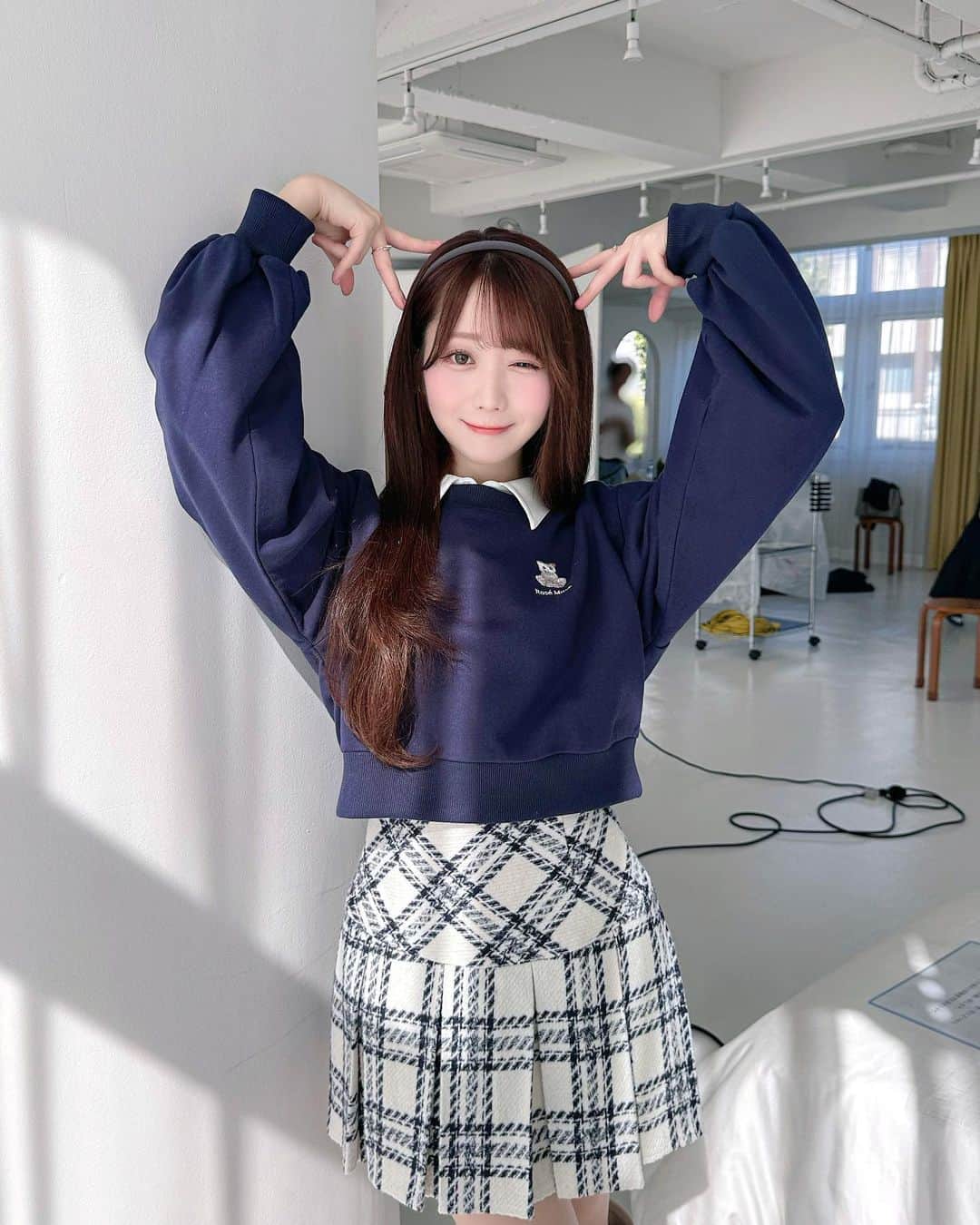 のインスタグラム：「🐱💕💕  改めまして… Rosé Museポップアップストア 終了いたしました！ みなさん沢山のご来店、本当にありがとうございました🤍  沢山の報告、毎日見させていただいていてました✨ ファンの皆さんも、 お洋服がきっかけで知って下さった方も、 アイドルさんも、 色んな方がRosé Museを愛用して下さっているのを見て とっても幸せな気持ちになりました😿💓  色んな場所から時間を作って来て下さり、 お洋服を可愛いと思って下さったことが嬉しくて 感謝の気持ちでいっぱいです☺️  まだまだ至らない点もあり、ごめんなさい…！ 次回行うためにもより良い空間を作れるように研究し、 地方でも開催できるように！これからも頑張ります。✊🏻✨  ポップアップ先行販売でも人気だった猫ちゃんスウェット 完売になっていましたが🐈 webには21日入荷いたします❕#RoseMuse」