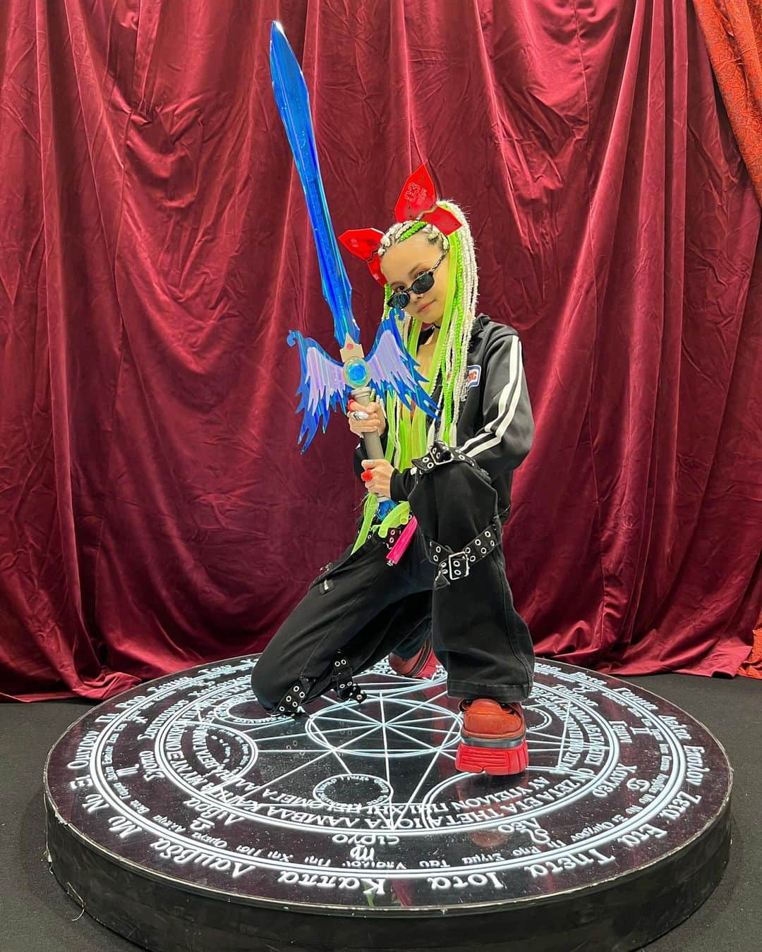 ナカオエリコのインスタグラム：「⚱️🛡️⚔️🪄🔮🪽 #武器屋」
