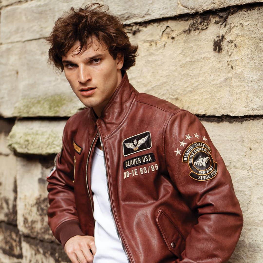 ブラウアーのインスタグラム：「An Autumn day in London with the bold statement of Blauer Academy.  #BlauerUSA #FallWinter023」