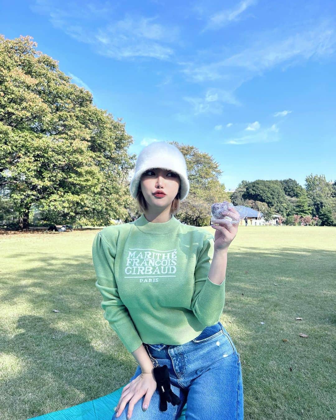 RIKAのインスタグラム：「ずっとあったかかったからピクニックはまっちゃったな🐶🧺しあわせな日だった🍀」