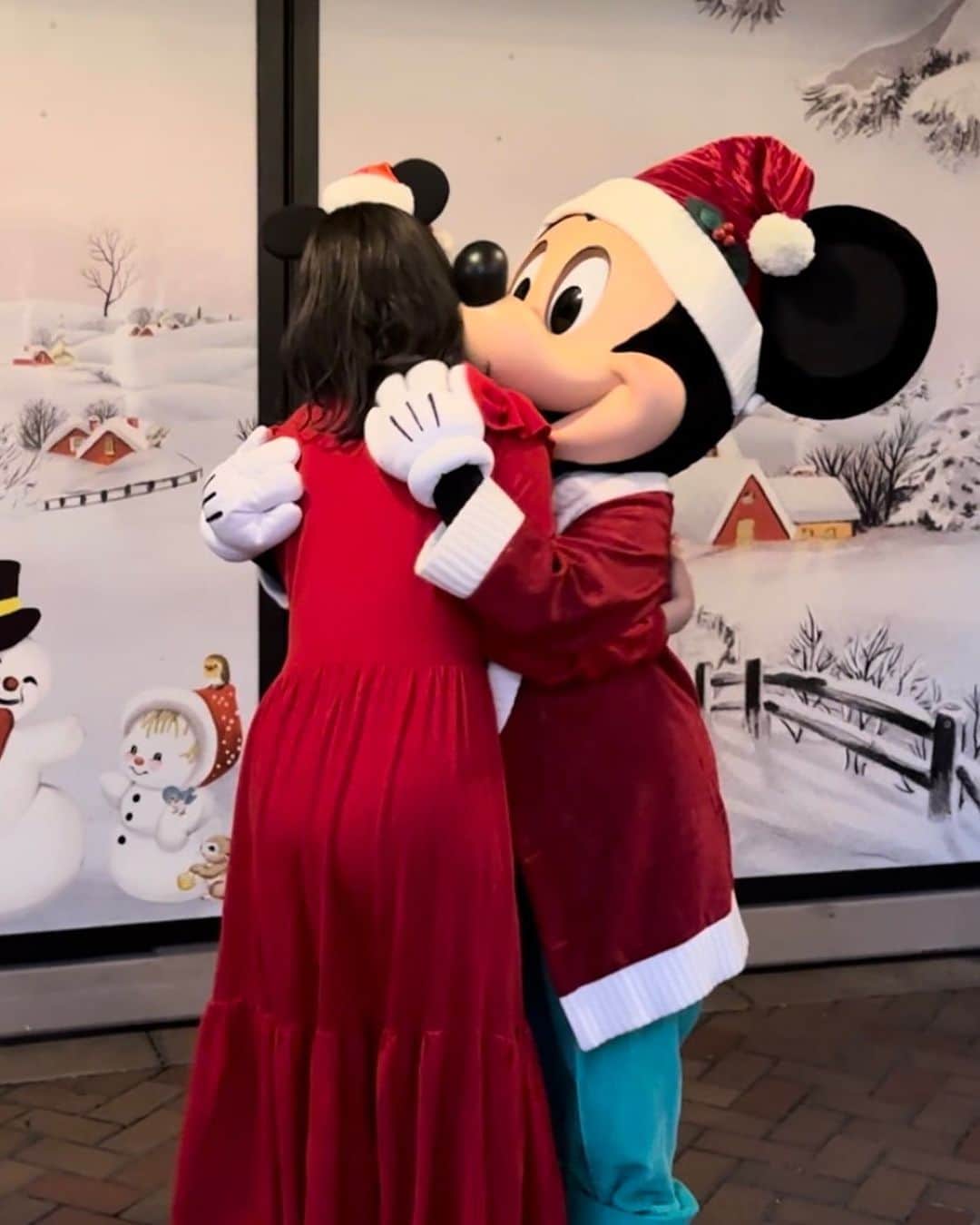 かほこ。さんのインスタグラム写真 - (かほこ。Instagram)「ㅤㅤㅤㅤㅤㅤㅤㅤㅤㅤㅤㅤㅤ ㅤㅤㅤㅤㅤㅤㅤㅤㅤㅤㅤㅤㅤ 行ってきましたカリフォルニアディズニー❣️ 4年ぶり2回目、3泊5日の弾丸で😭🫶🏻 仕事の休みが取れるギリギリで😭 ㅤㅤㅤㅤㅤㅤㅤㅤㅤㅤㅤㅤㅤ 11/10,12,13でインしたけど ちょうど10日からホリデー始まって！ パーク内はクリスマス一色🎄❤️ キャラたちもショーも全部クリスマス🥰 かわいすぎる、、 ㅤㅤㅤㅤㅤㅤㅤㅤㅤㅤㅤㅤㅤ アトラクよりもグリ中心にしてたので グリの動画と写真がたっくさん！！ 時差で全然投稿できなくて ストーリーばっか更新してたけど 見てくださって、メッセージもたくさんくださって みなさまありがとうございます❤️ ㅤㅤㅤㅤㅤㅤㅤㅤㅤㅤㅤㅤㅤ 今回はツアーではなく個人手配で行きました！ 英語が話せないので不安でしたが、、 現地の方がみんなほんっとに優しくて🥹 単語を並べただけの拙い英語もゆっくり聞き取ってくれて、 分かりやすく話してくれて、 すれ違うだけでも微笑んでくれて、 なんかもう真顔な時間あった？ってくらい ずーーーっと笑って過ごしてました🥺💕 ㅤㅤㅤㅤㅤㅤㅤㅤㅤㅤㅤㅤㅤ しあわせだったな〜🥰 また次も行けるように仕事がんばろう！ ㅤㅤㅤㅤㅤㅤㅤㅤㅤㅤㅤㅤㅤ #kaho_disney」11月14日 21時09分 - xxokohakxx