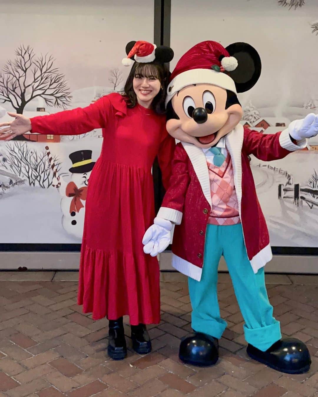 のインスタグラム：「ㅤㅤㅤㅤㅤㅤㅤㅤㅤㅤㅤㅤㅤ ㅤㅤㅤㅤㅤㅤㅤㅤㅤㅤㅤㅤㅤ 行ってきましたカリフォルニアディズニー❣️ 4年ぶり2回目、3泊5日の弾丸で😭🫶🏻 仕事の休みが取れるギリギリで😭 ㅤㅤㅤㅤㅤㅤㅤㅤㅤㅤㅤㅤㅤ 11/10,12,13でインしたけど ちょうど10日からホリデー始まって！ パーク内はクリスマス一色🎄❤️ キャラたちもショーも全部クリスマス🥰 かわいすぎる、、 ㅤㅤㅤㅤㅤㅤㅤㅤㅤㅤㅤㅤㅤ アトラクよりもグリ中心にしてたので グリの動画と写真がたっくさん！！ 時差で全然投稿できなくて ストーリーばっか更新してたけど 見てくださって、メッセージもたくさんくださって みなさまありがとうございます❤️ ㅤㅤㅤㅤㅤㅤㅤㅤㅤㅤㅤㅤㅤ 今回はツアーではなく個人手配で行きました！ 英語が話せないので不安でしたが、、 現地の方がみんなほんっとに優しくて🥹 単語を並べただけの拙い英語もゆっくり聞き取ってくれて、 分かりやすく話してくれて、 すれ違うだけでも微笑んでくれて、 なんかもう真顔な時間あった？ってくらい ずーーーっと笑って過ごしてました🥺💕 ㅤㅤㅤㅤㅤㅤㅤㅤㅤㅤㅤㅤㅤ しあわせだったな〜🥰 また次も行けるように仕事がんばろう！ ㅤㅤㅤㅤㅤㅤㅤㅤㅤㅤㅤㅤㅤ #kaho_disney」